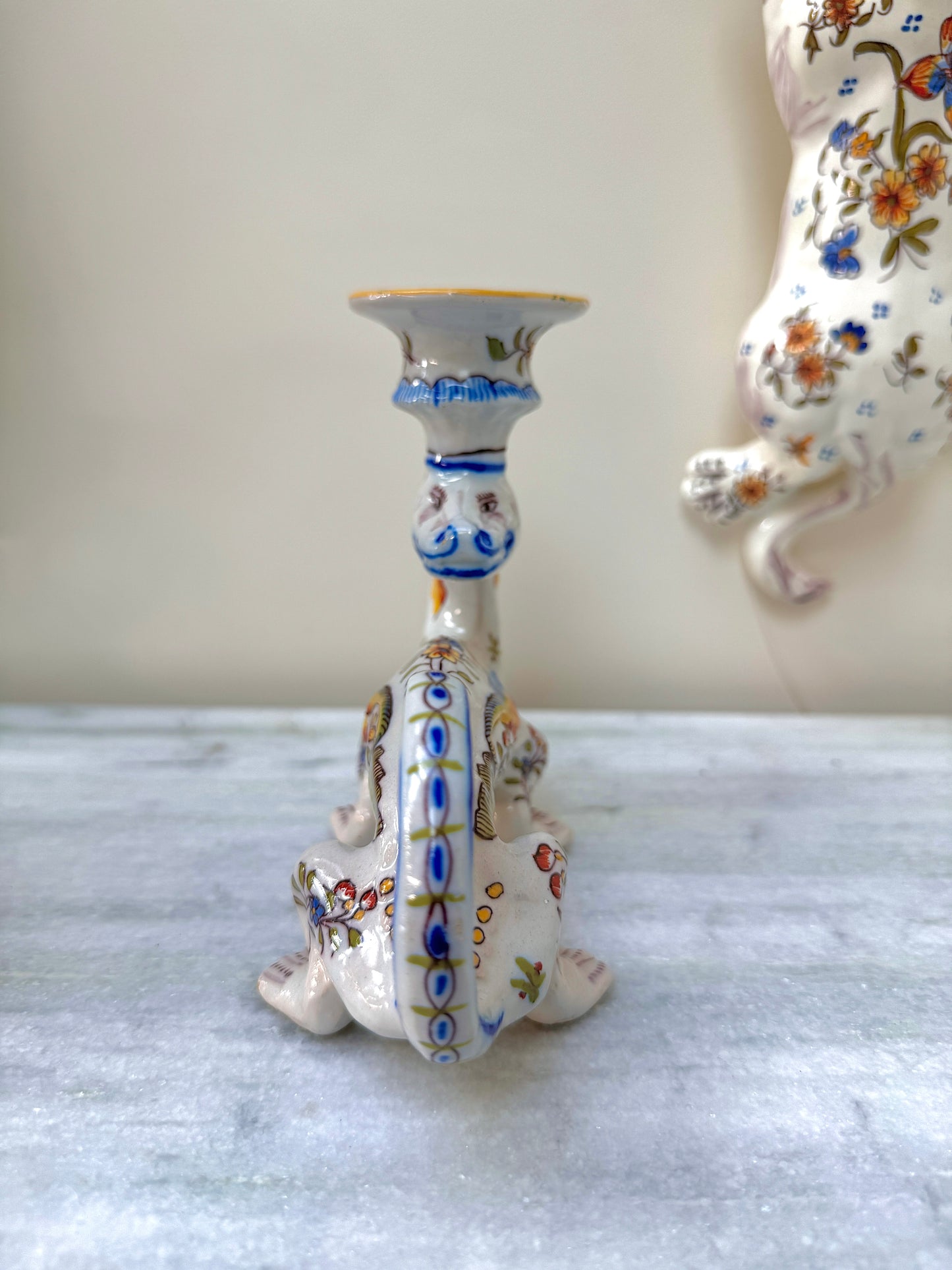 Fourmaintraux 社のファイアンス焼、ドラゴンのキャンドル ホルダー: デヴル、フランス、1900年頃