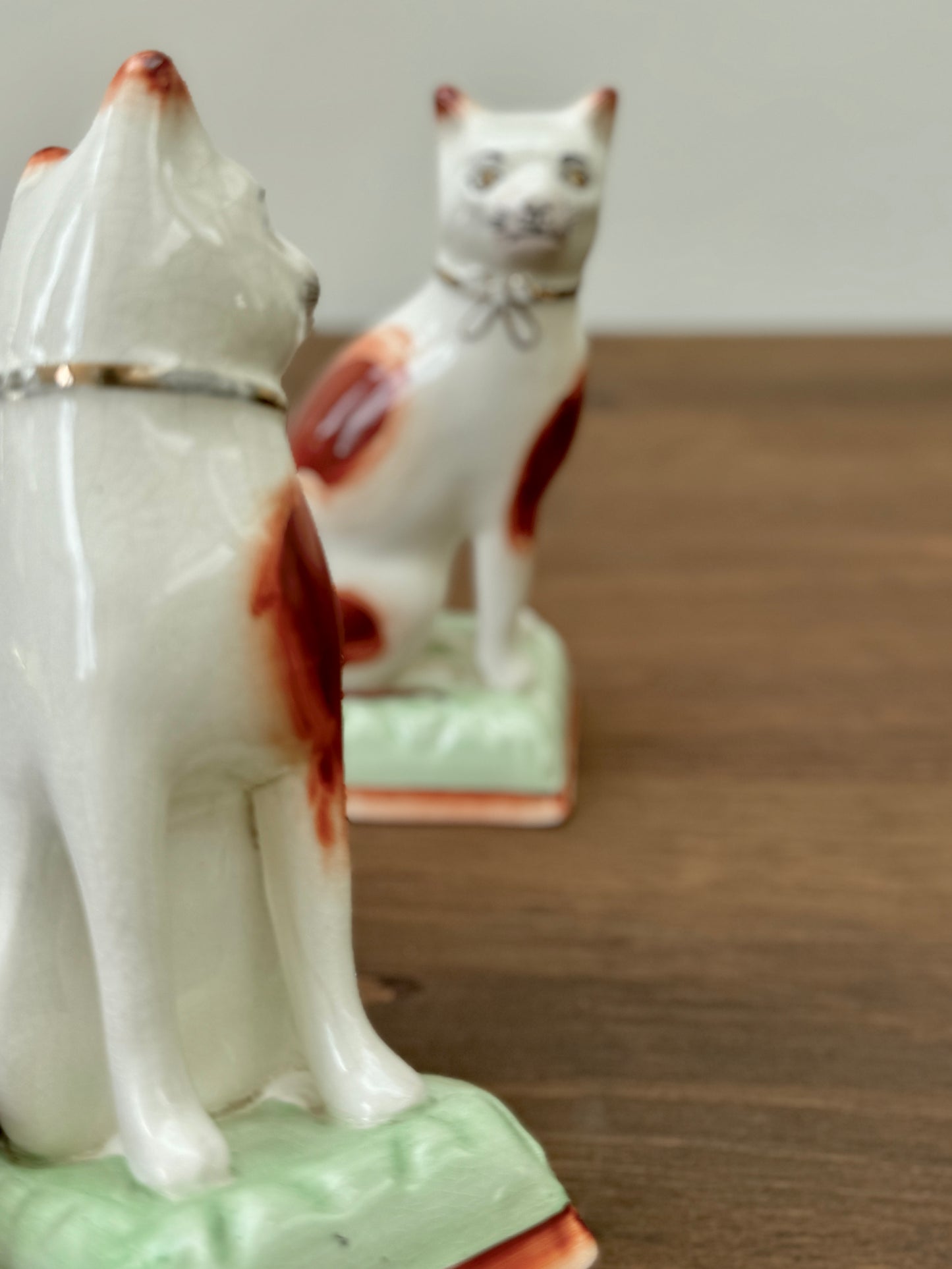 アンティーク、スタッフォードシャーキャットのペア - ビクトリア朝時代頃 (大きめ、18cm)