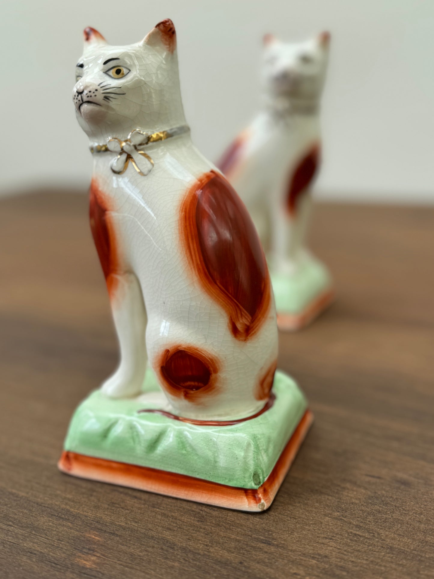アンティーク、スタッフォードシャーキャットのペア - ビクトリア朝時代頃 (大きめ、18cm)