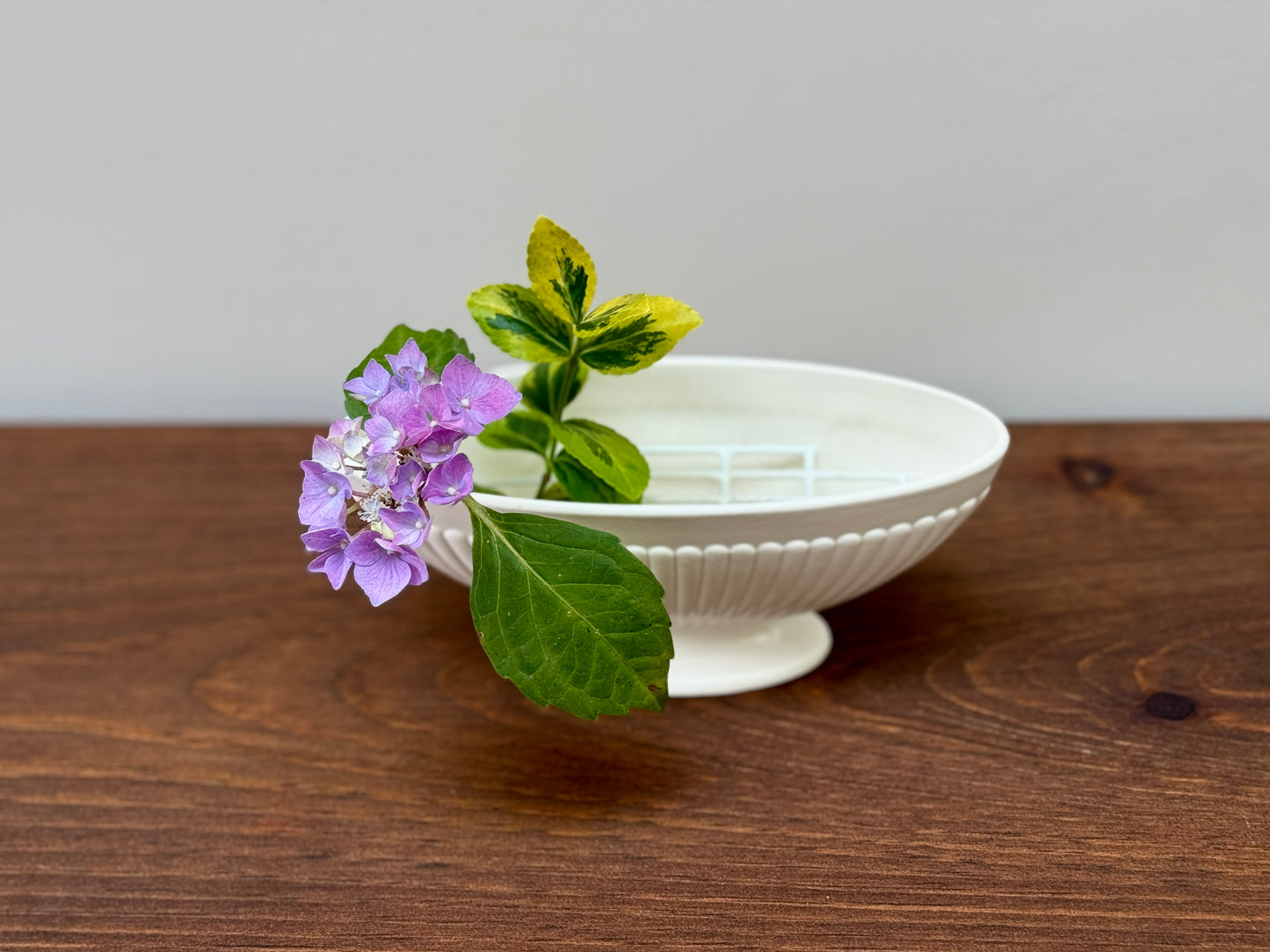 ウェッジウッド、エトルリア & バーラストン ムーンストーン 溝付き花器 花留め付き - ホワイト 1940-1950年代