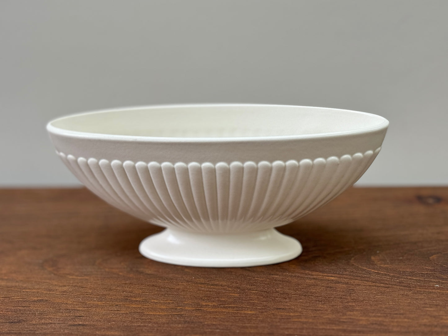 ウェッジウッド、エトルリア & バーラストン ムーンストーン 溝付き花器 花留め付き - ホワイト 1940-1950年代