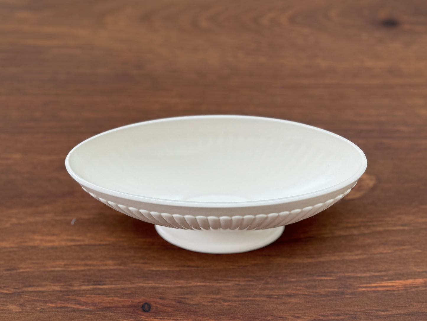 ウェッジウッド、エトルリア & バーラストン ムーンストーン 溝付き花器 花留め付き - ホワイト 1940-1950年代