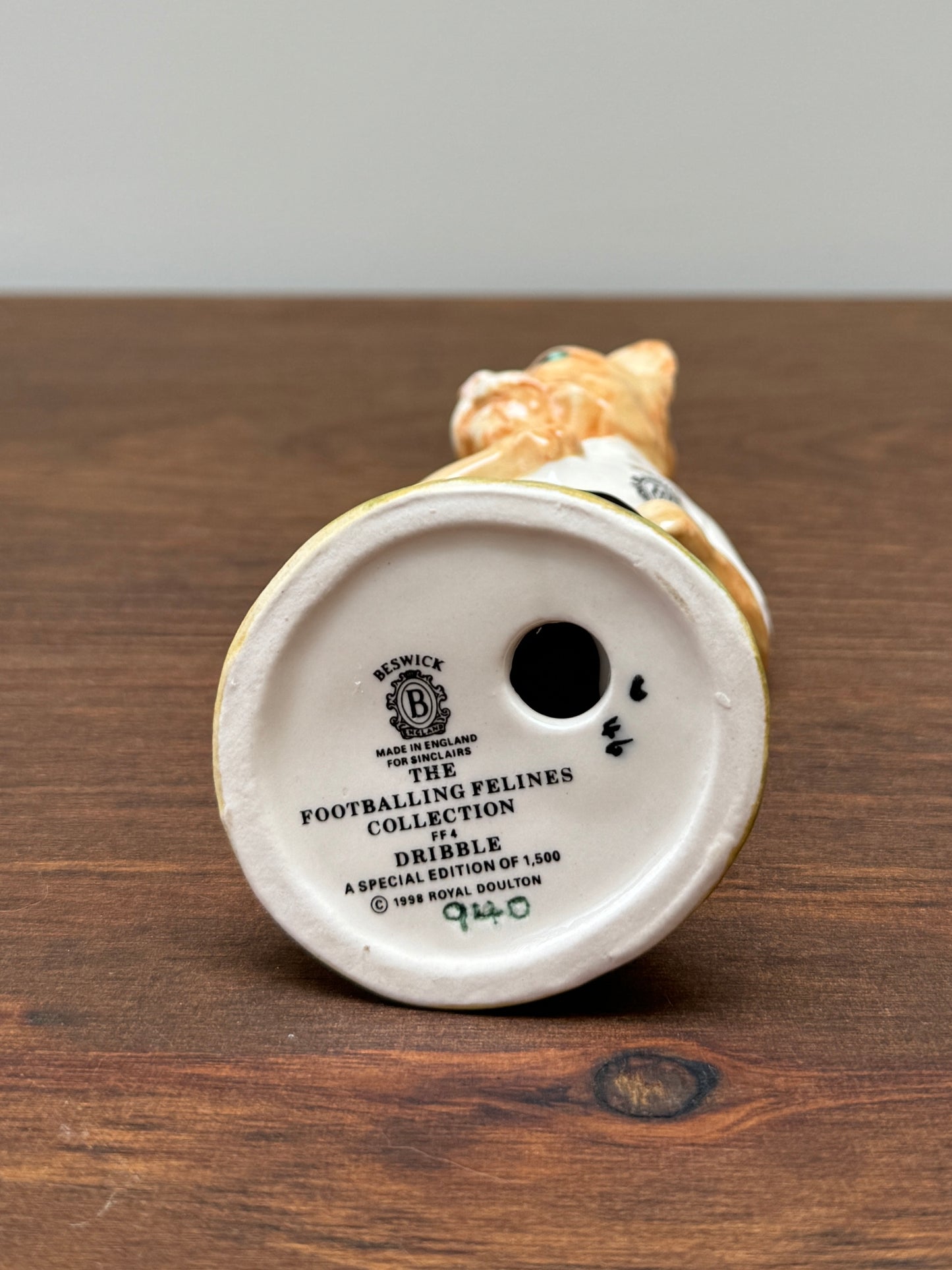 限定版 - フットボールをする猫のコレクション FF4 ドリブル、1998年、ロイヤルドルトン