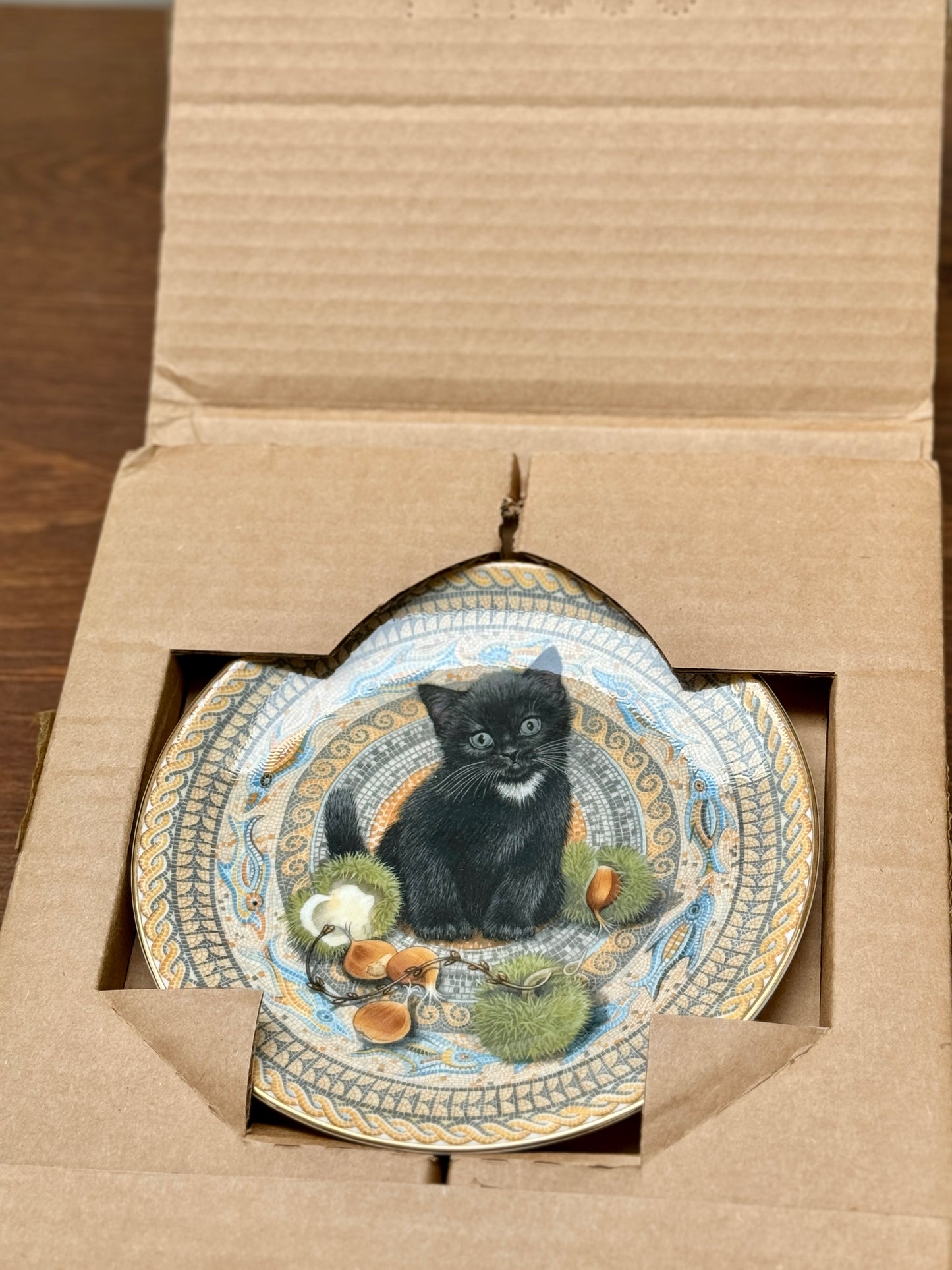 エインズレイ 「ミート・マイ・キトン」絵皿、レスリー・アン・アイボリー作、9月・ガブリエル(ガビー)、1990年