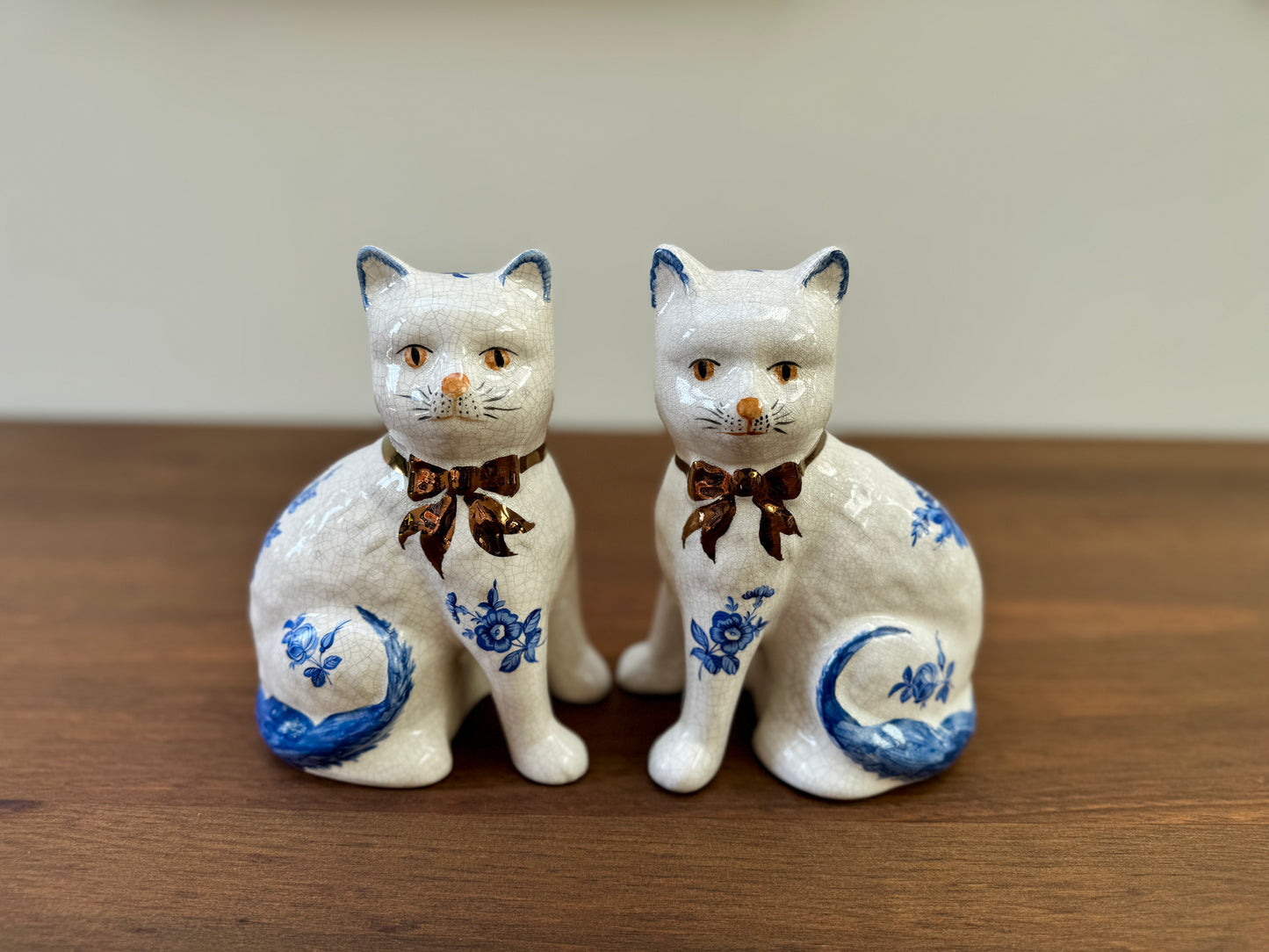 青い花柄のスタッフォードシャー・キャットのペア(大きめのサイズ)ウィリアム・ケント社、1940年代頃(2個セット)