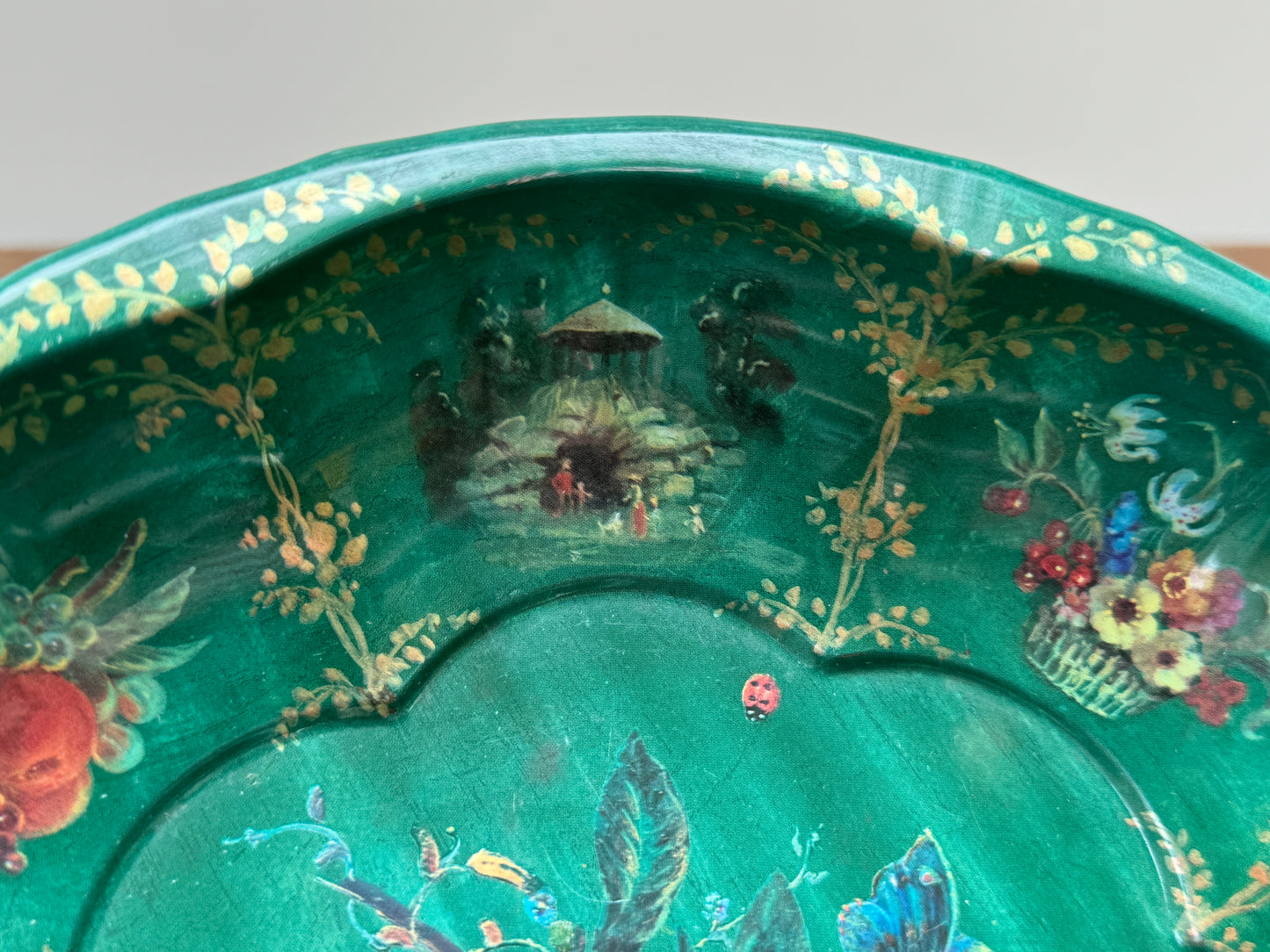 ヴィンテージ、英国の田園風景と花を描いたトールウェア(ブリキ)の深皿