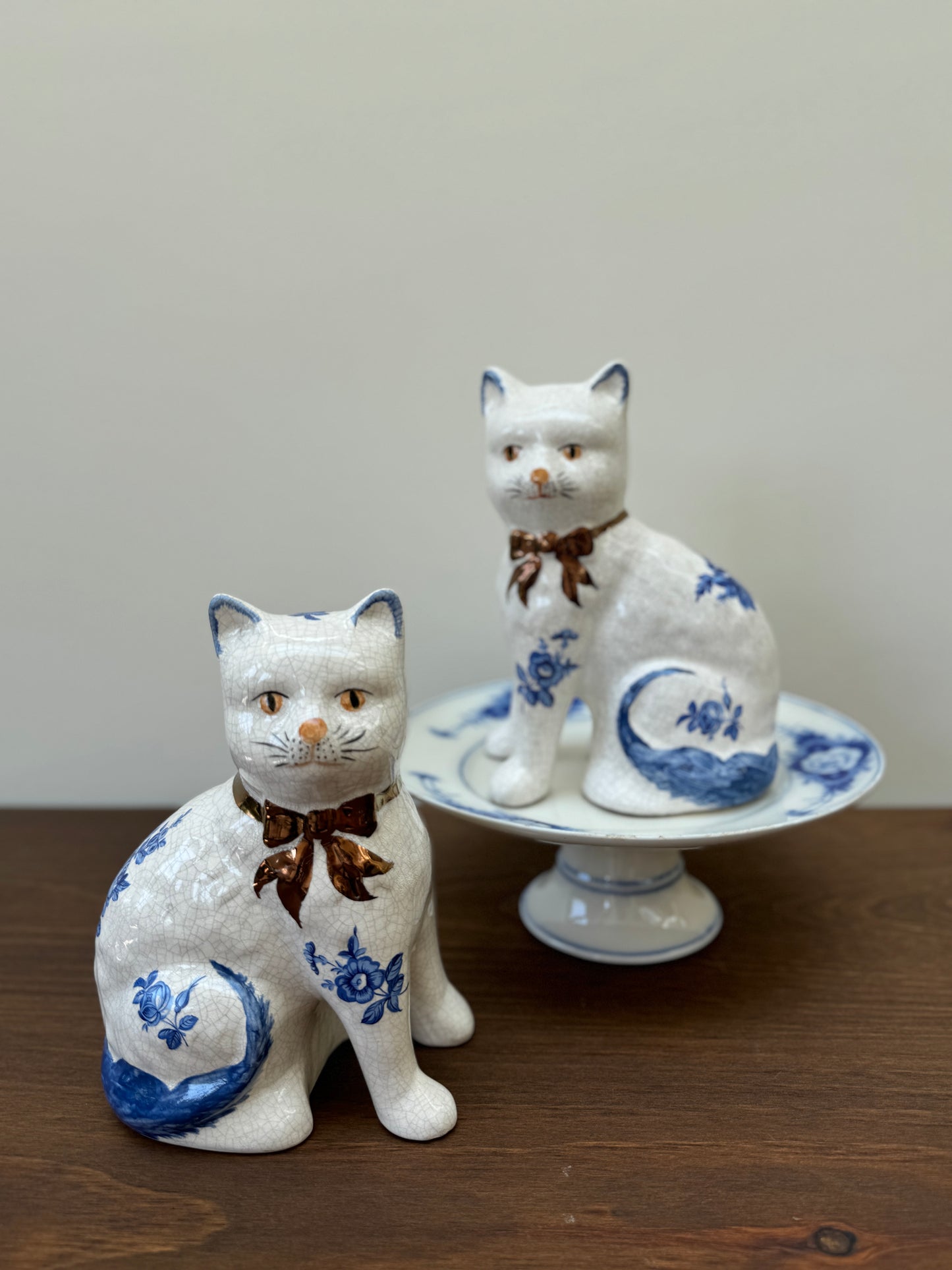 青い花柄のスタッフォードシャー・キャットのペア(大きめのサイズ)ウィリアム・ケント社、1940年代頃(2個セット)