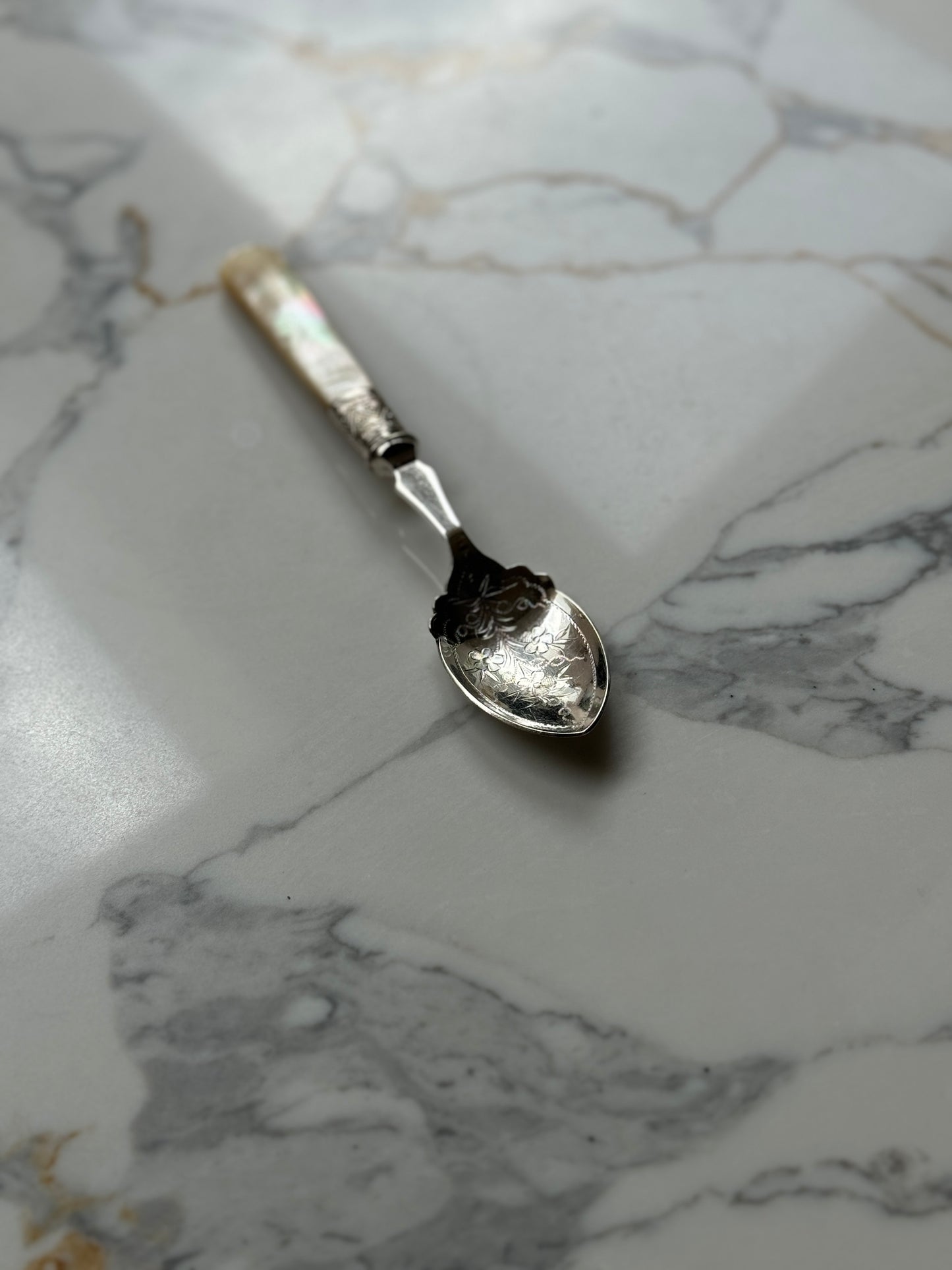 ヴィンテージ シルバープレートのジャムスプーン 花柄彫刻入り|マザーオブパールハンドル付き