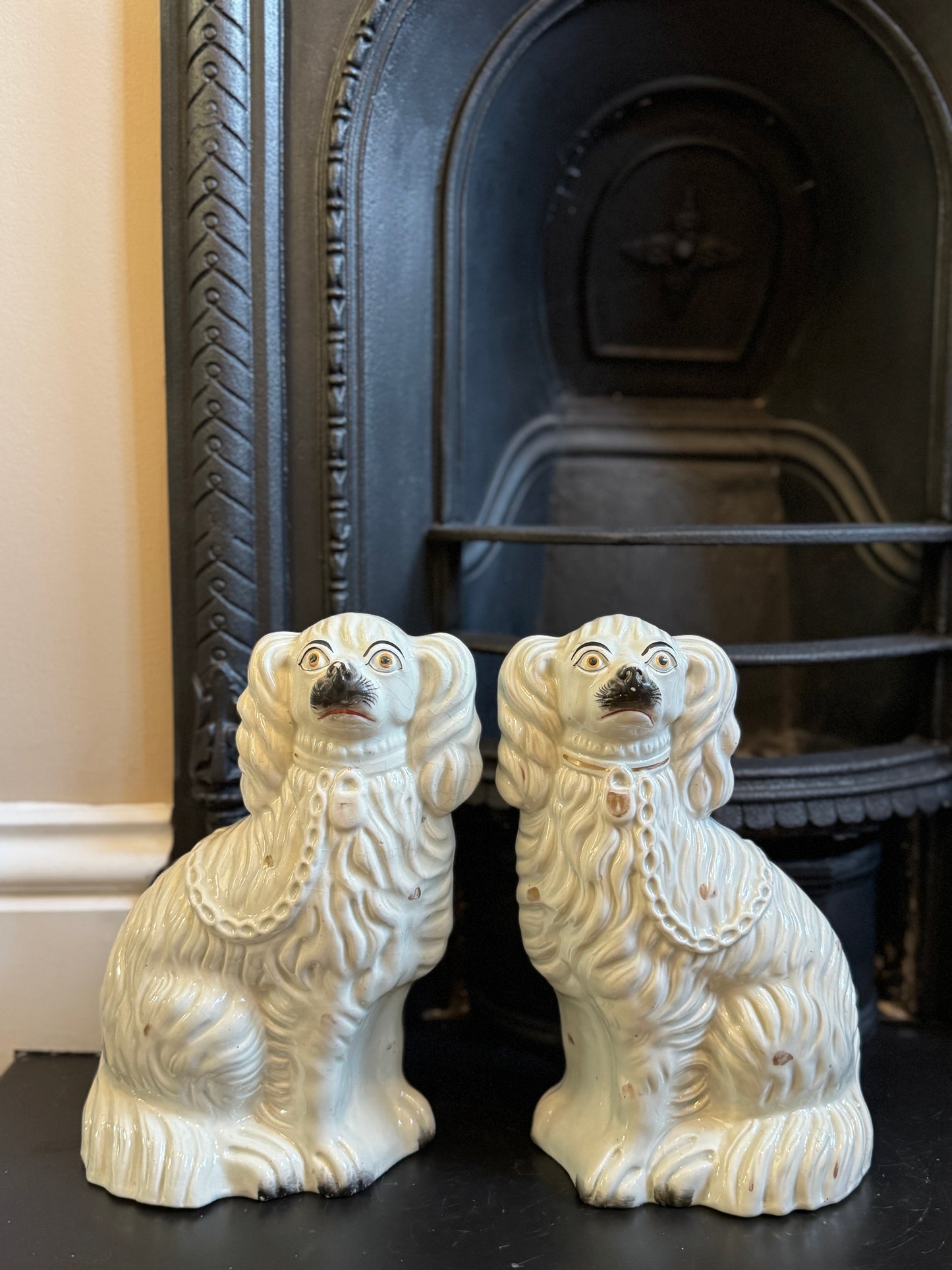 アンティーク、白地に金彩のスタッフォードシャードッグ、ペア|19世紀