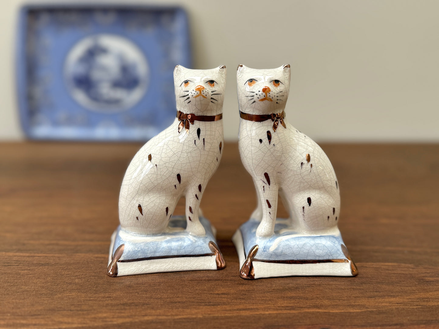 Pair of Staffordshire Cats on Cushions by William Kent, c.1940s - 1950s | Light Blue Cushions
