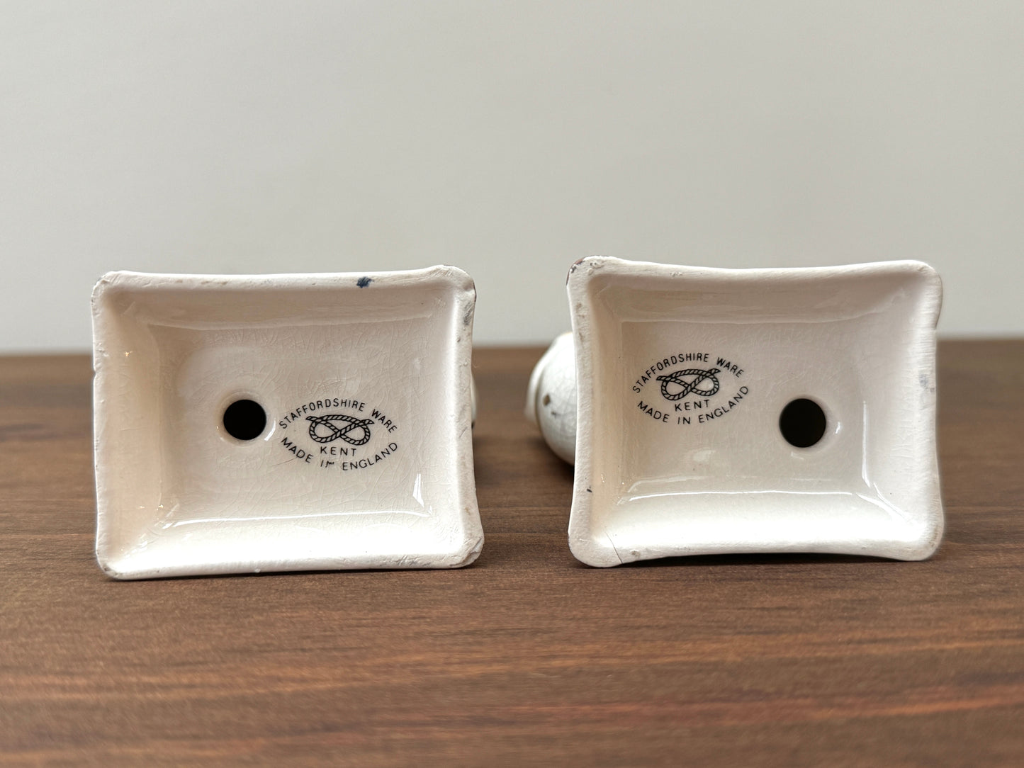 Pair of Staffordshire Cats on Cushions by William Kent, c.1940s - 1950s | Light Blue Cushions