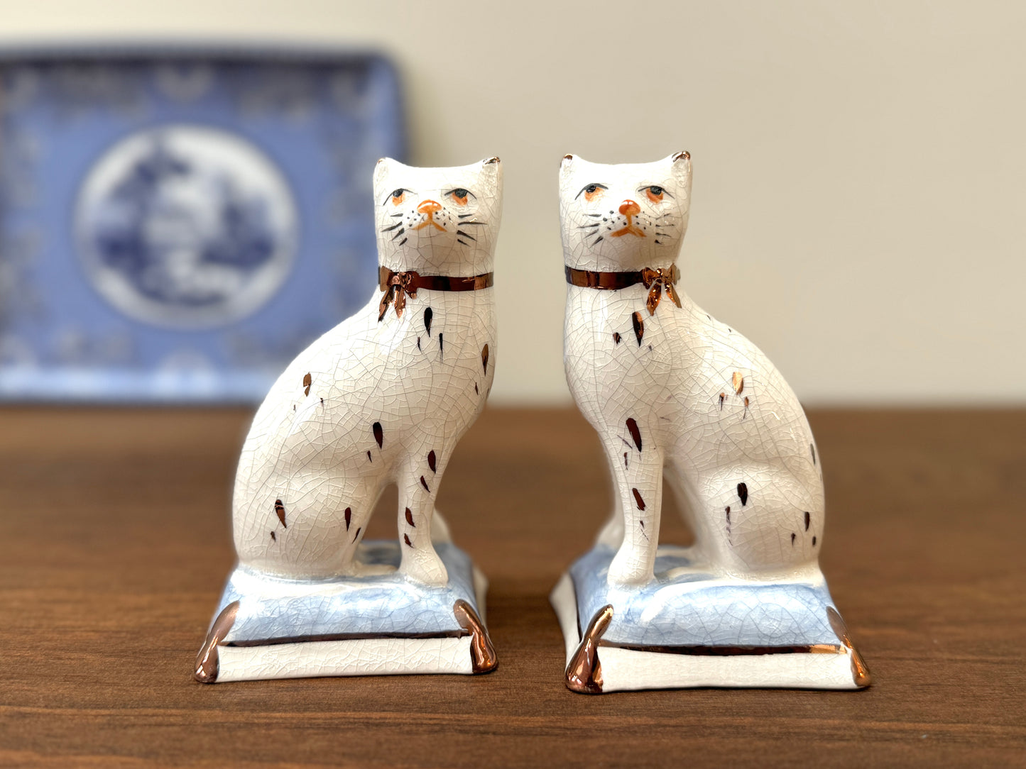 Pair of Staffordshire Cats on Cushions by William Kent, c.1940s - 1950s | Light Blue Cushions