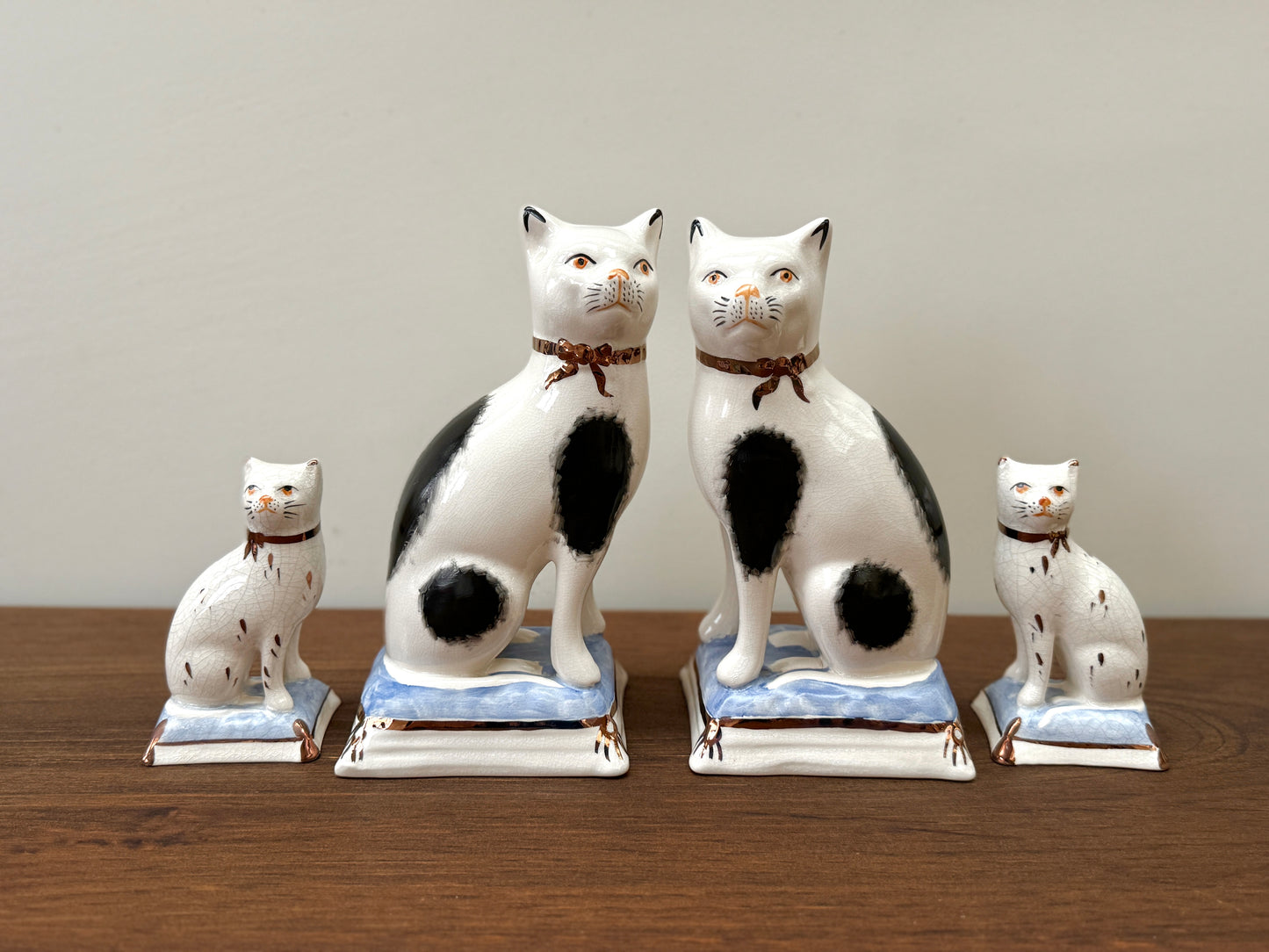 Pair of Staffordshire Cats on Cushions by William Kent, c.1940s - 1950s | Light Blue Cushions