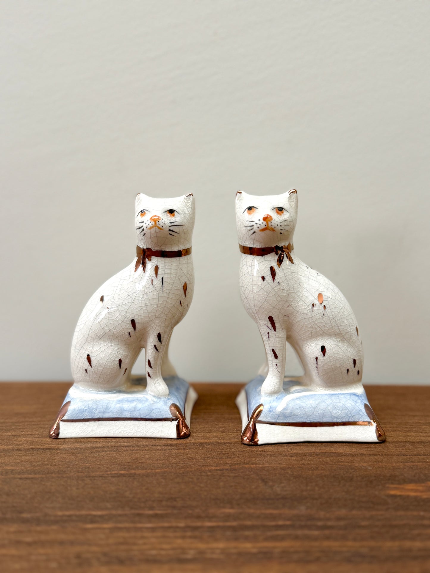 Pair of Staffordshire Cats on Cushions by William Kent, c.1940s - 1950s | Light Blue Cushions