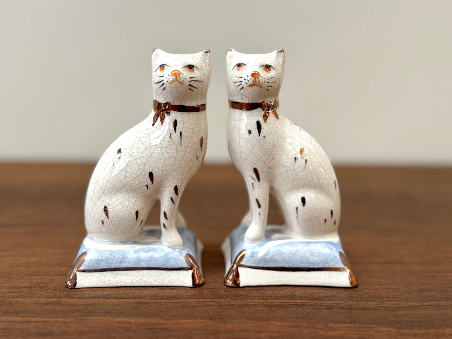 Pair of Staffordshire Cats on Cushions by William Kent, c.1940s - 1950s | Light Blue Cushions