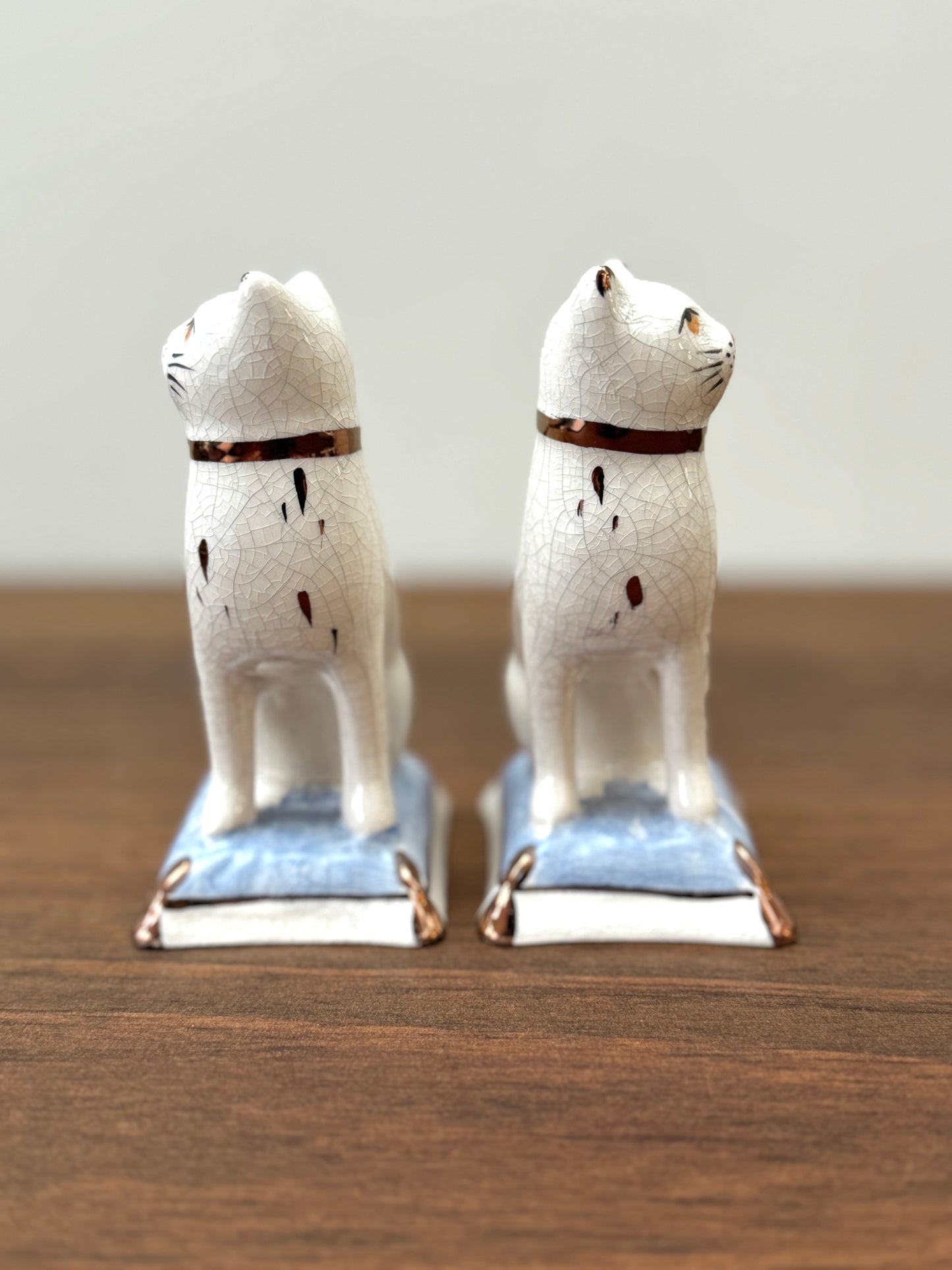 Pair of Staffordshire Cats on Cushions by William Kent, c.1940s - 1950s | Light Blue Cushions