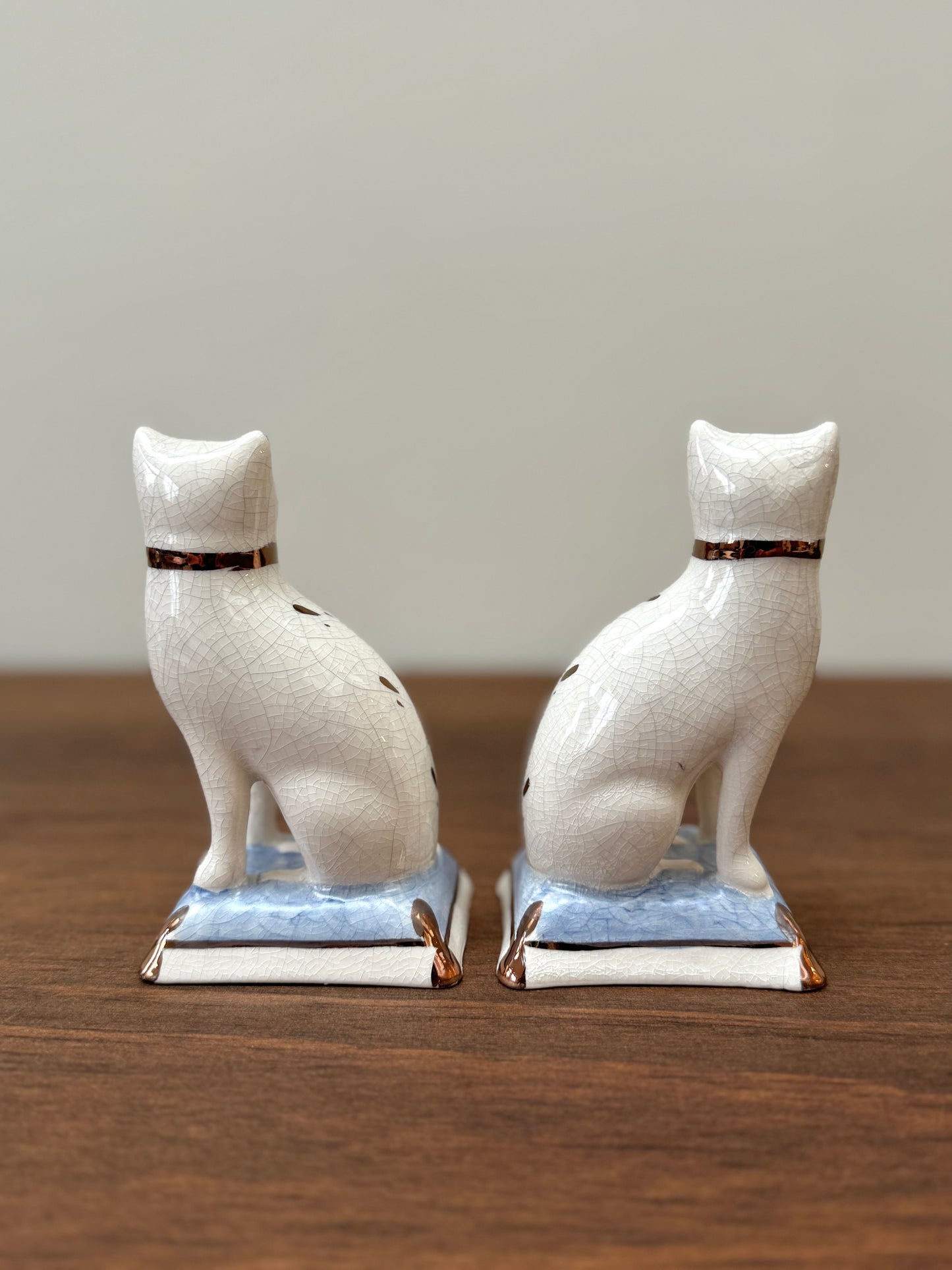 Pair of Staffordshire Cats on Cushions by William Kent, c.1940s - 1950s | Light Blue Cushions