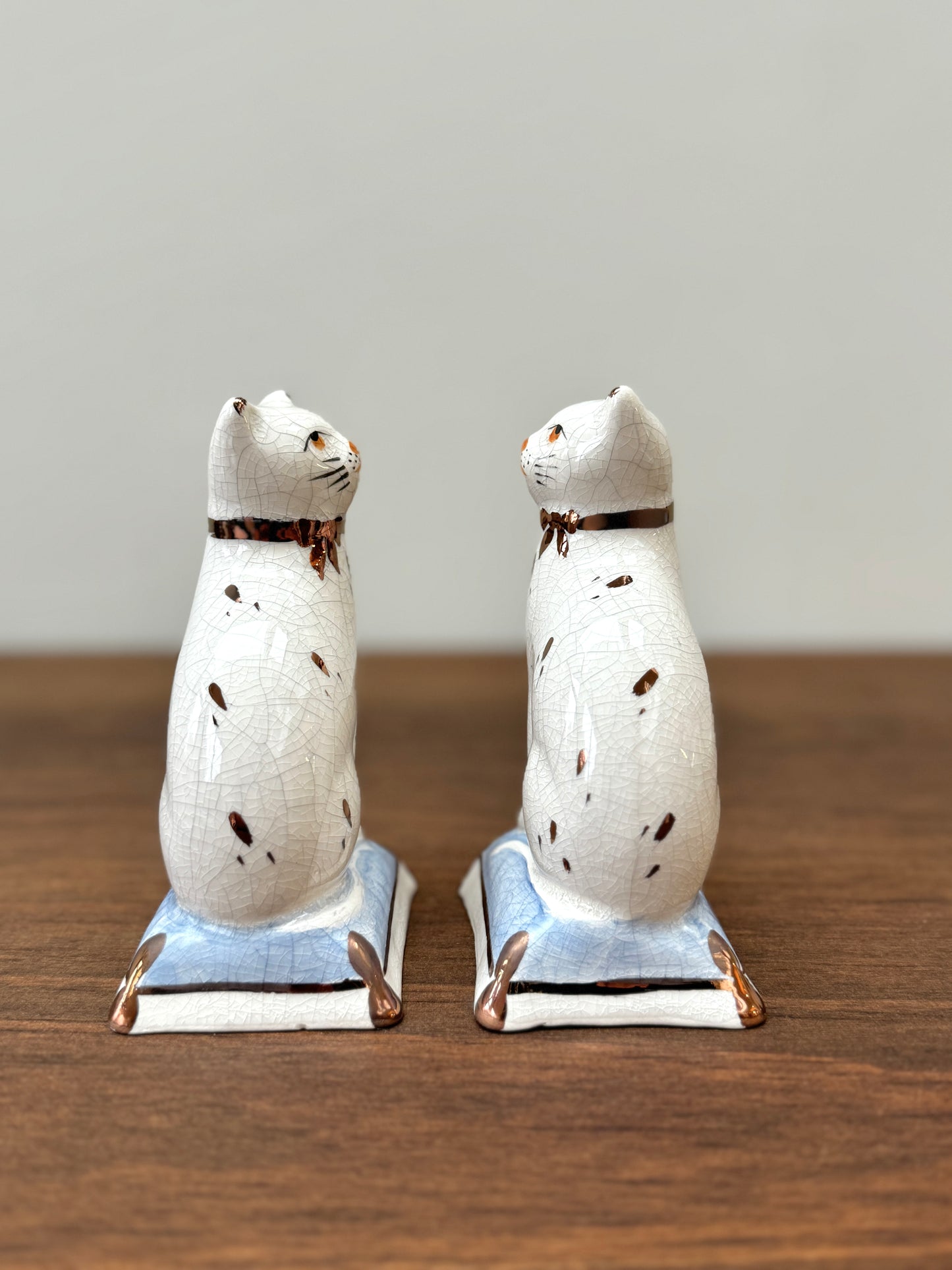 Pair of Staffordshire Cats on Cushions by William Kent, c.1940s - 1950s | Light Blue Cushions
