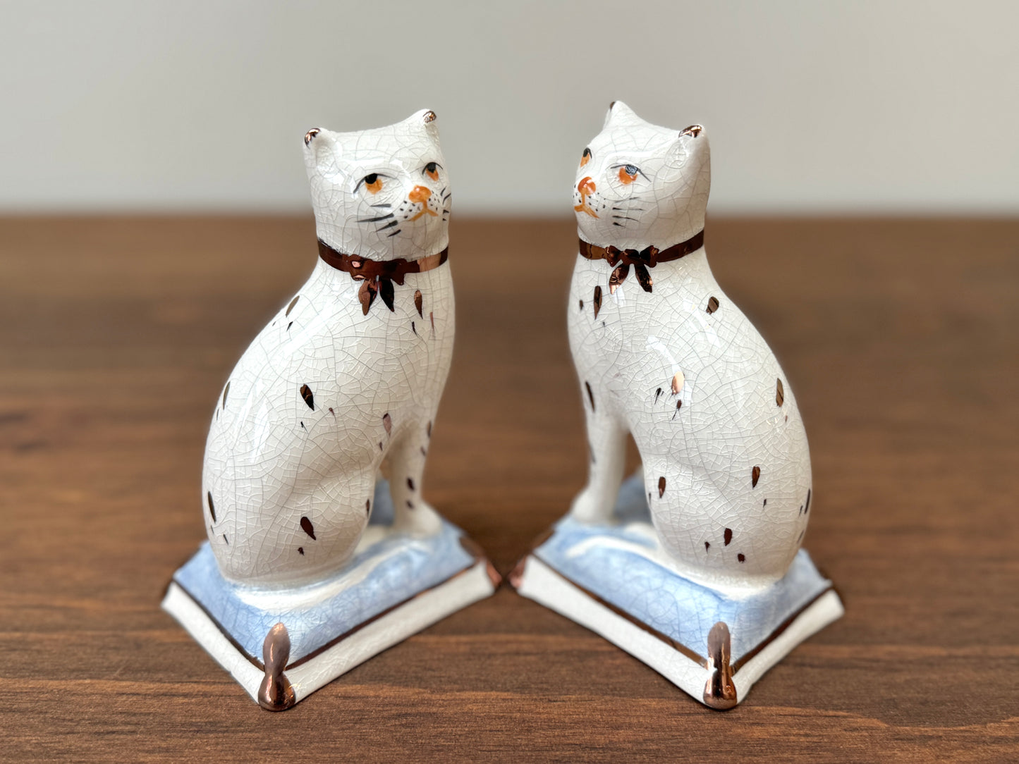 Pair of Staffordshire Cats on Cushions by William Kent, c.1940s - 1950s | Light Blue Cushions