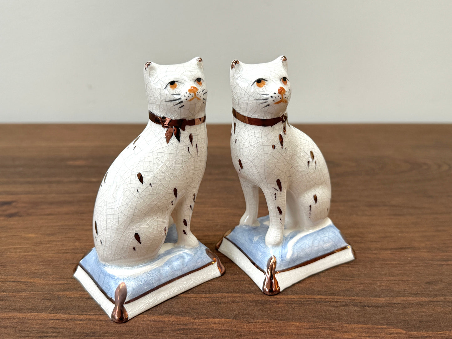 Pair of Staffordshire Cats on Cushions by William Kent, c.1940s - 1950s | Light Blue Cushions