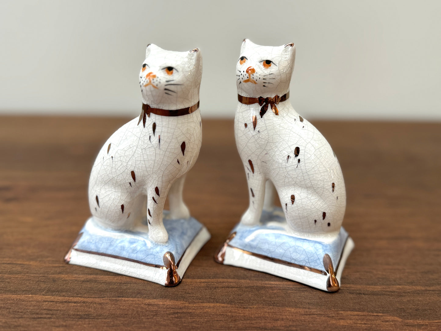 Pair of Staffordshire Cats on Cushions by William Kent, c.1940s - 1950s | Light Blue Cushions