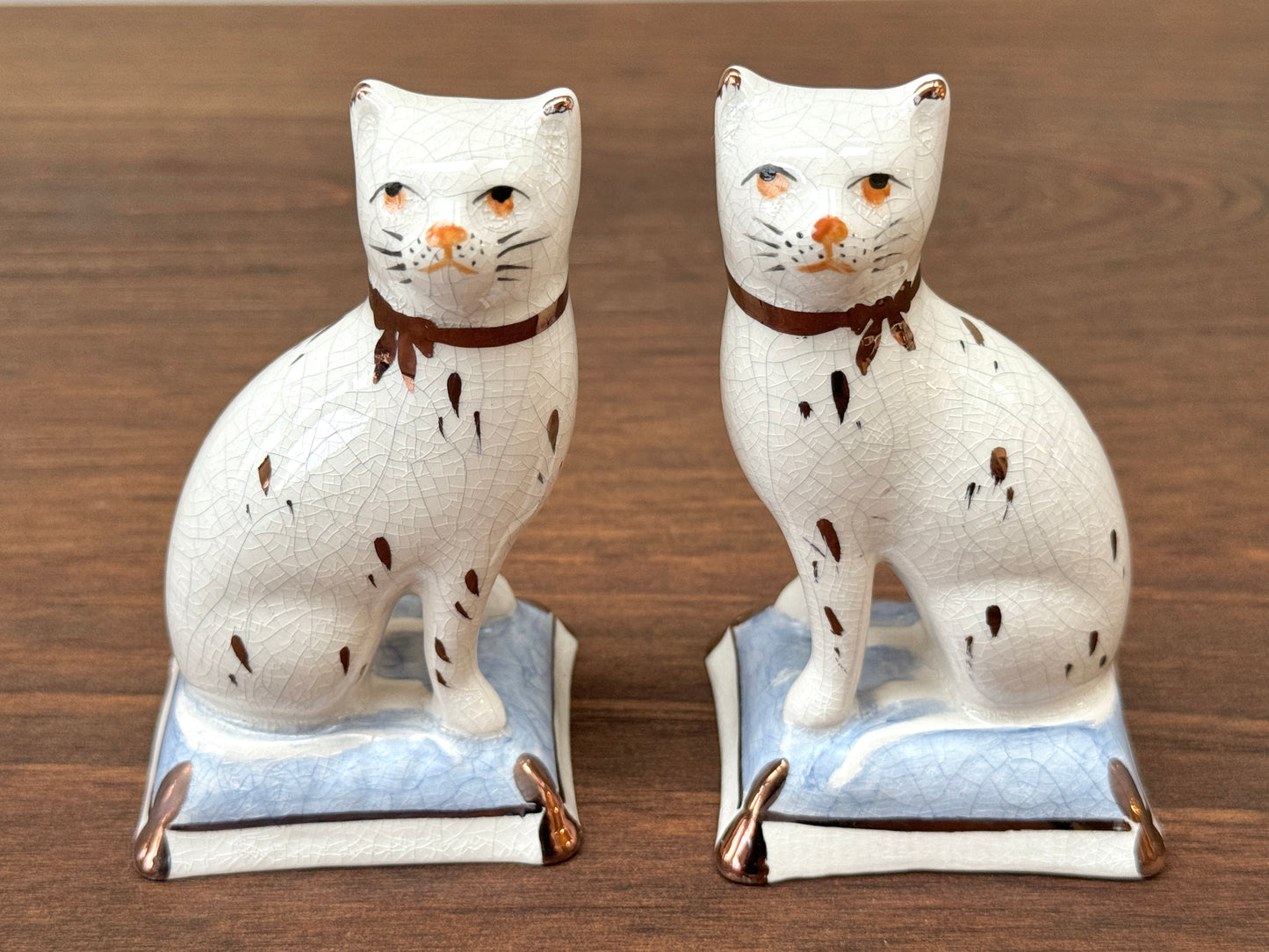 Pair of Staffordshire Cats on Cushions by William Kent, c.1940s - 1950s | Light Blue Cushions