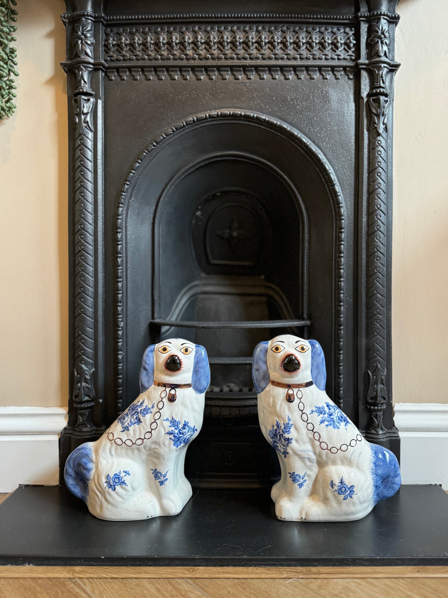 Rare_vintage_Pair_of_Blue_and_White_Staffordshire_Dogs_by_William_Kent_1940s_Blkue_Floral_Pattern_ウィリアム・ケント社、青い花柄のスタッフォードシャー ドッグのペア、1940年代頃