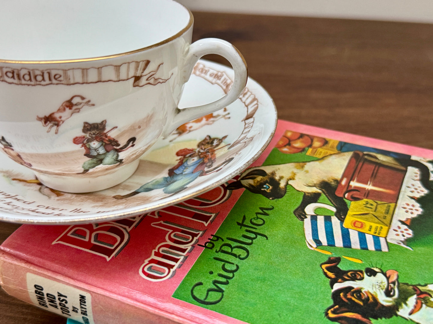 ロイヤルドルトン社、ナーサリーライム「ヘイ・ディドル・ディドル」柄のアンティーク・カップ&ソーサー|C.1908年頃