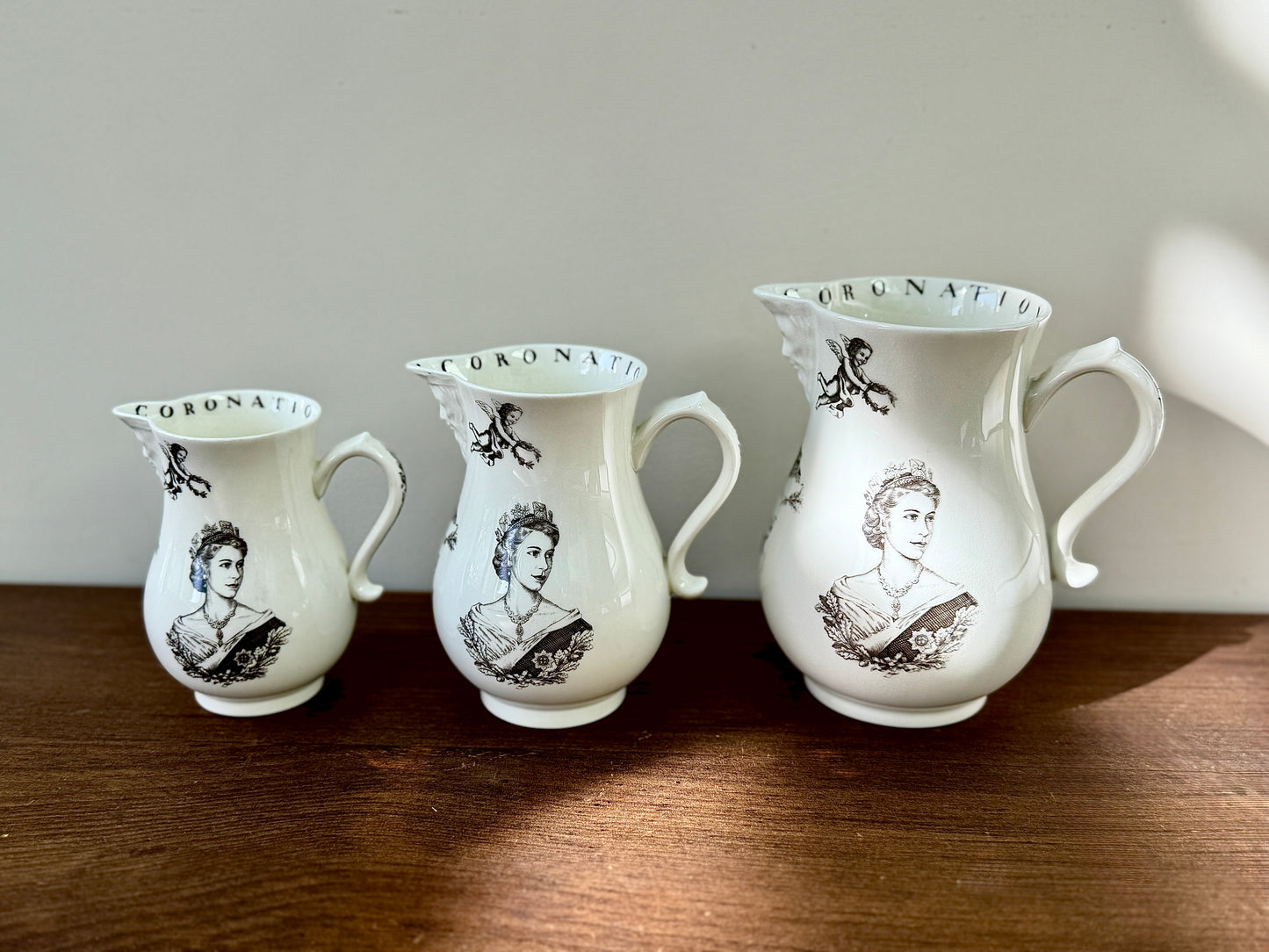 ロイヤルウースター、エリザベス女王戴冠記念ジャグ(3個セット)|1953年
