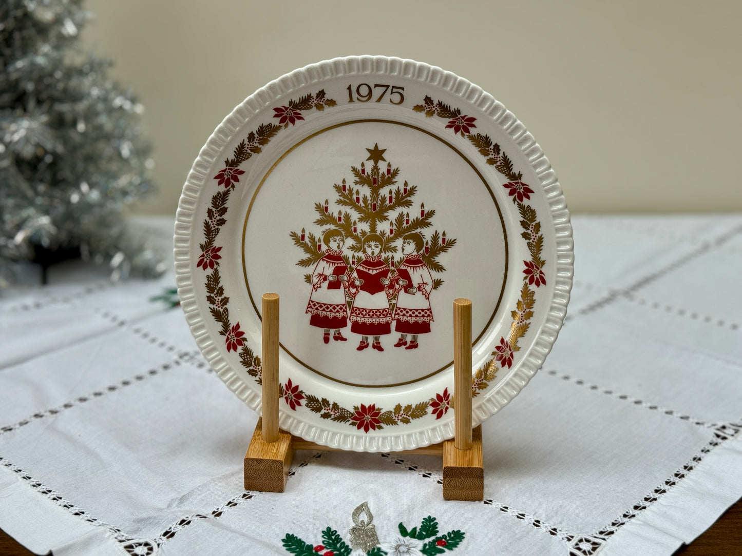 Spode_Christmas_Plate_1975_Sixth_in_the_Series_The_Hollys_Up