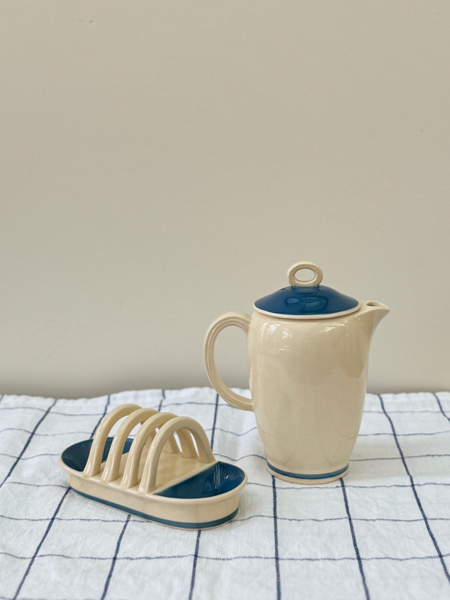 スージークーパー、ターコイズのバンド柄コーヒーポットとトーストラックのセット|C.1938年/パターンNo.1579