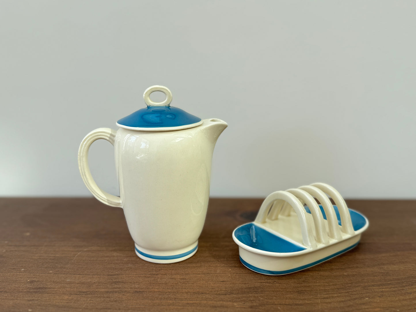スージークーパー、ターコイズのバンド柄コーヒーポットとトーストラックのセット|C.1938年/パターンNo.1579