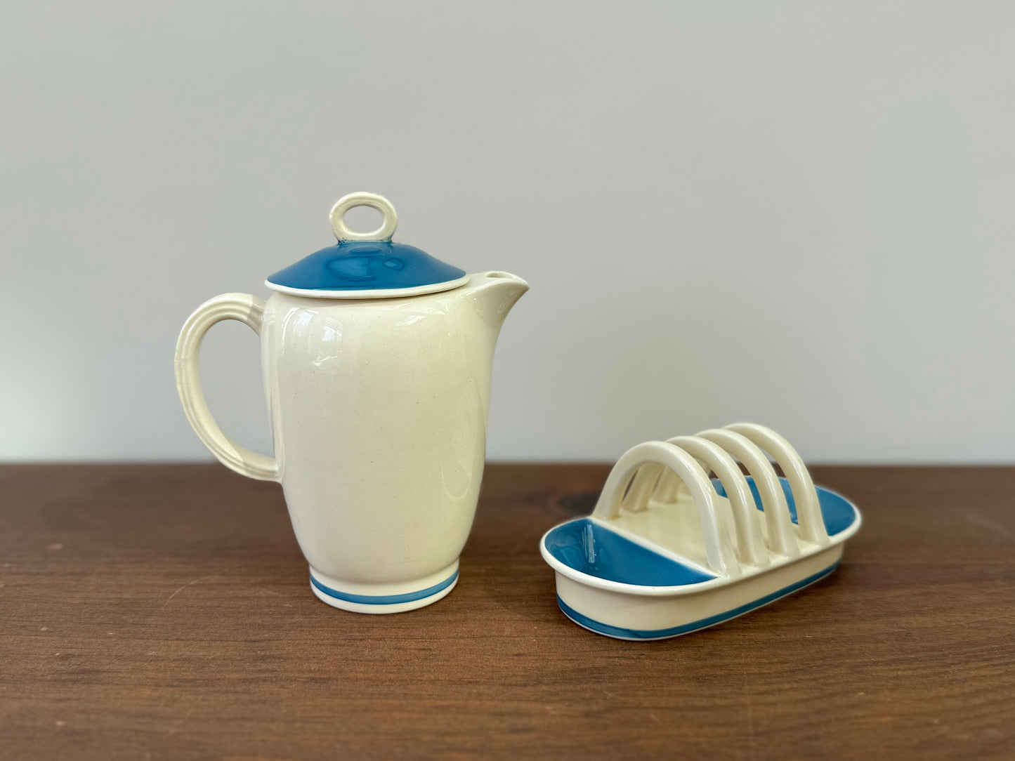 スージークーパー、ターコイズのバンド柄コーヒーポットとトーストラックのセット|C.1938年/パターンNo.1579
