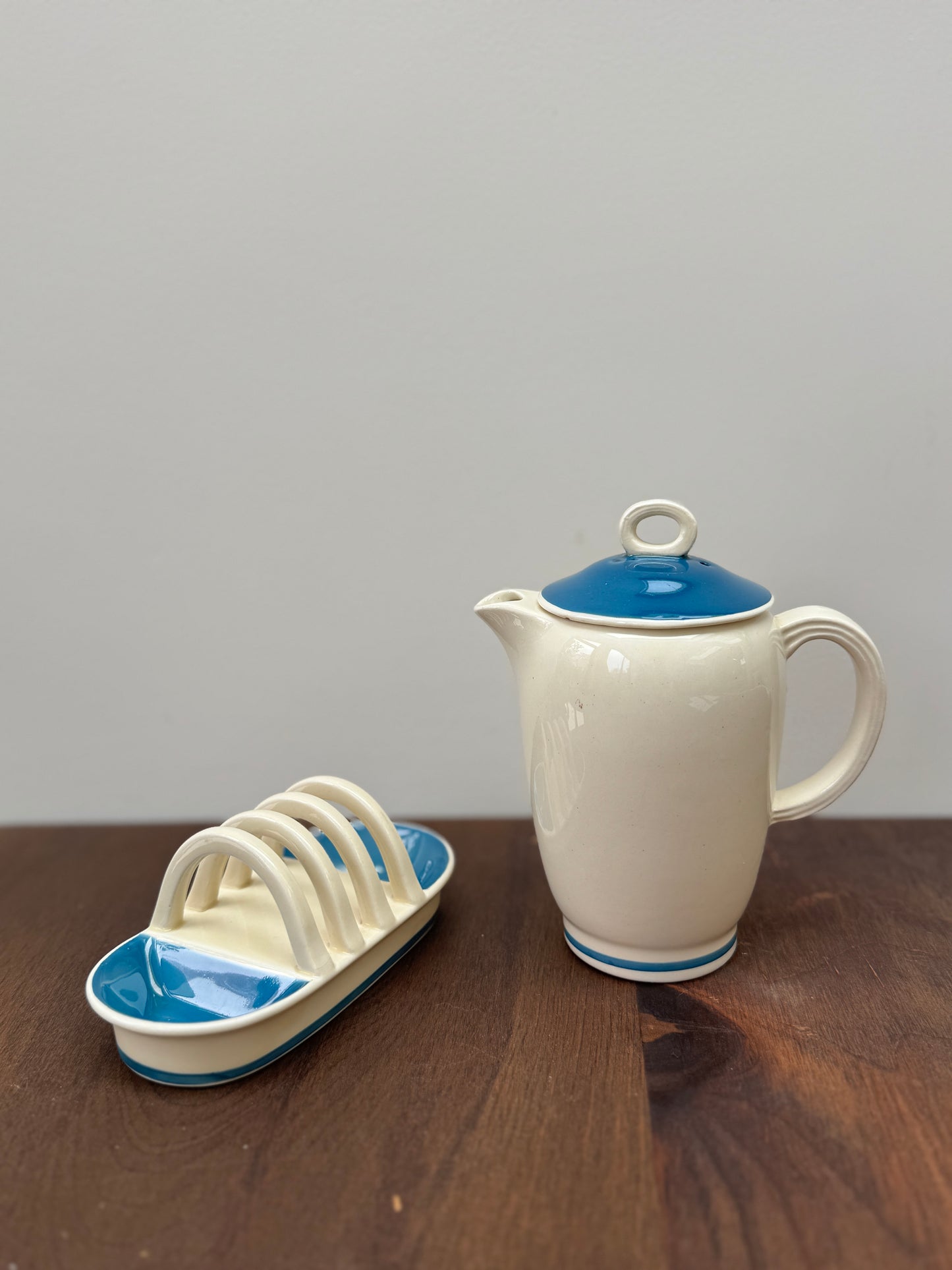 スージークーパー、ターコイズのバンド柄コーヒーポットとトーストラックのセット|C.1938年/パターンNo.1579