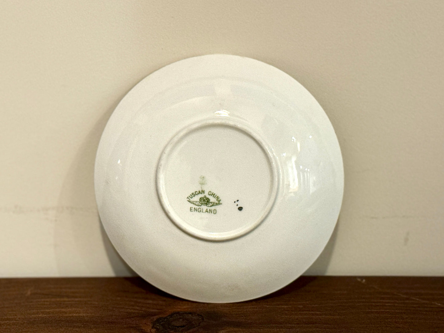 タスカン・チャイナ社、ナーサリーライム「ヘイ・ディドル・ディドル」柄のアンティーク・カップ&ソーサー|c.1910年代