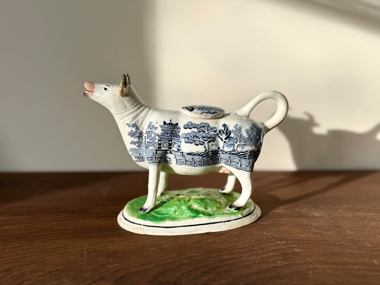 ビクトリア時代 ブルーウィロー柄 カウクリーマー(C.1850年)|ポール・スコットのアート作品と同様のデザイン