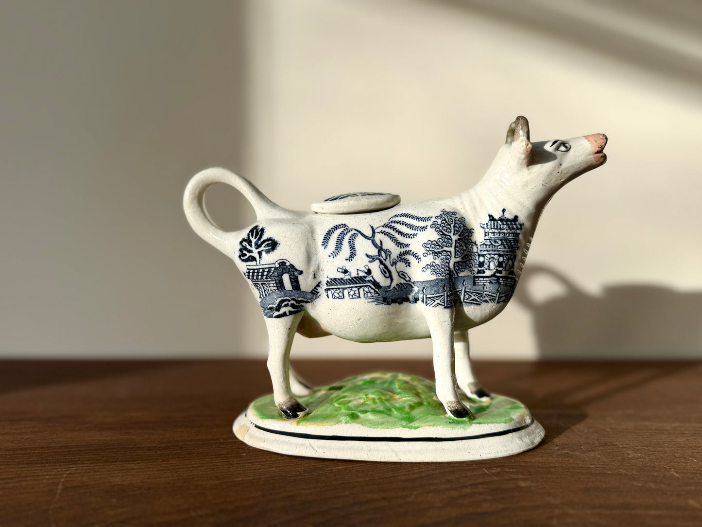 ビクトリア時代 ブルーウィロー柄 カウクリーマー(C.1850年)|ポール・スコットのアート作品と同様のデザイン