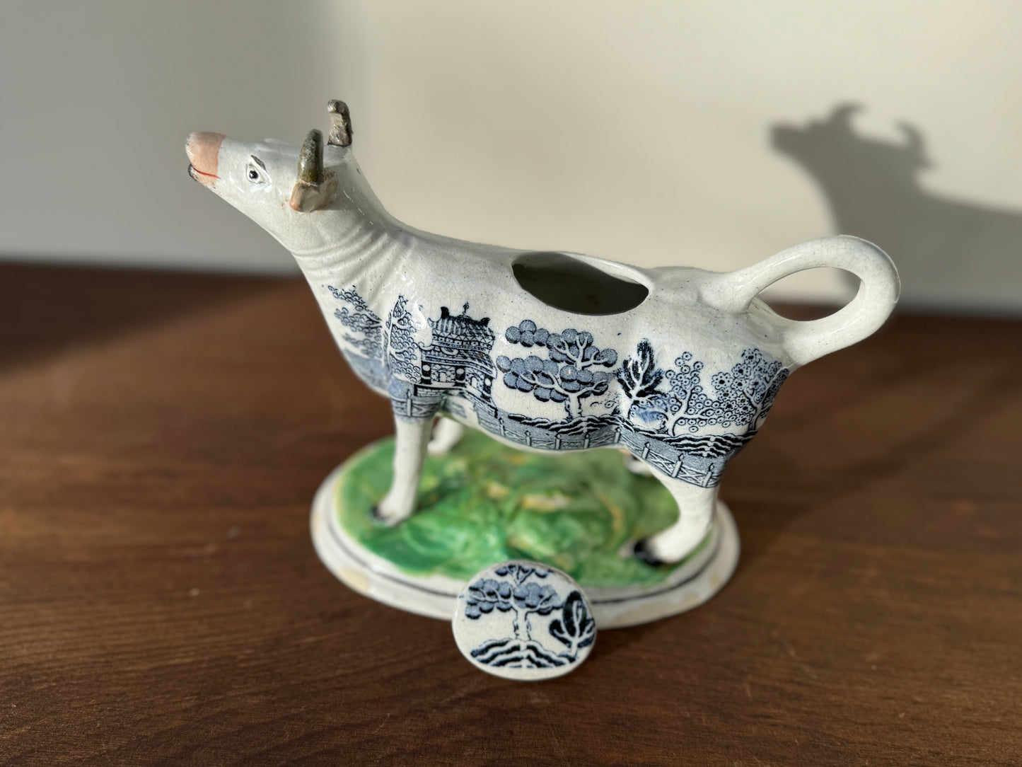 ビクトリア時代 ブルーウィロー柄 カウクリーマー(C.1850年)|ポール・スコットのアート作品と同様のデザイン
