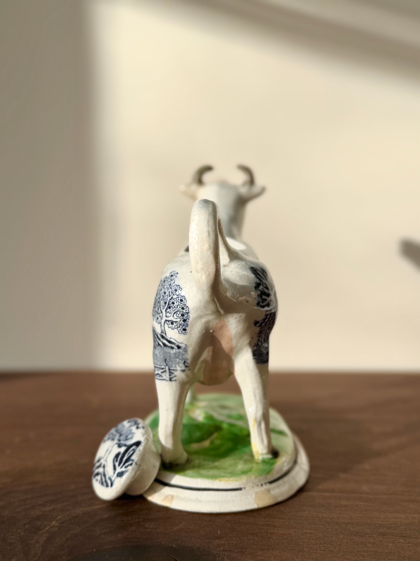 ビクトリア時代 ブルーウィロー柄 カウクリーマー(C.1850年)|ポール・スコットのアート作品と同様のデザイン