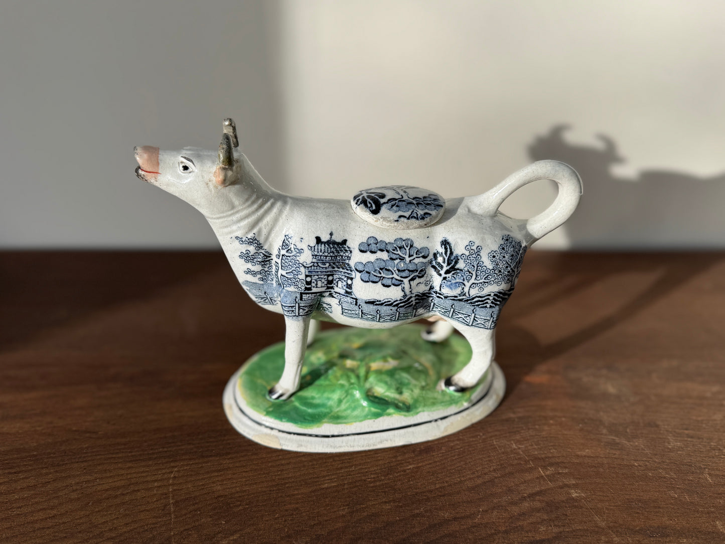 ビクトリア時代 ブルーウィロー柄 カウクリーマー(C.1850年)|ポール・スコットのアート作品と同様のデザイン