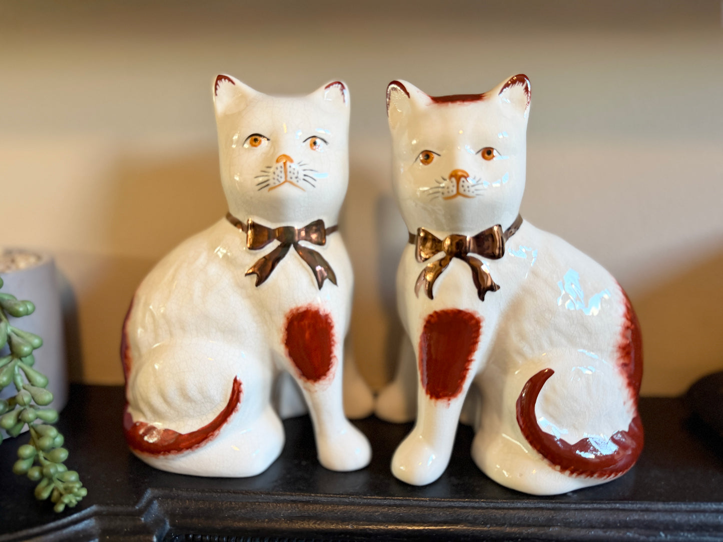 ウィリアム・ケント社、スタッフォードシャーキャットのペア | 赤茶色の柄、C.1940 - 1950年代