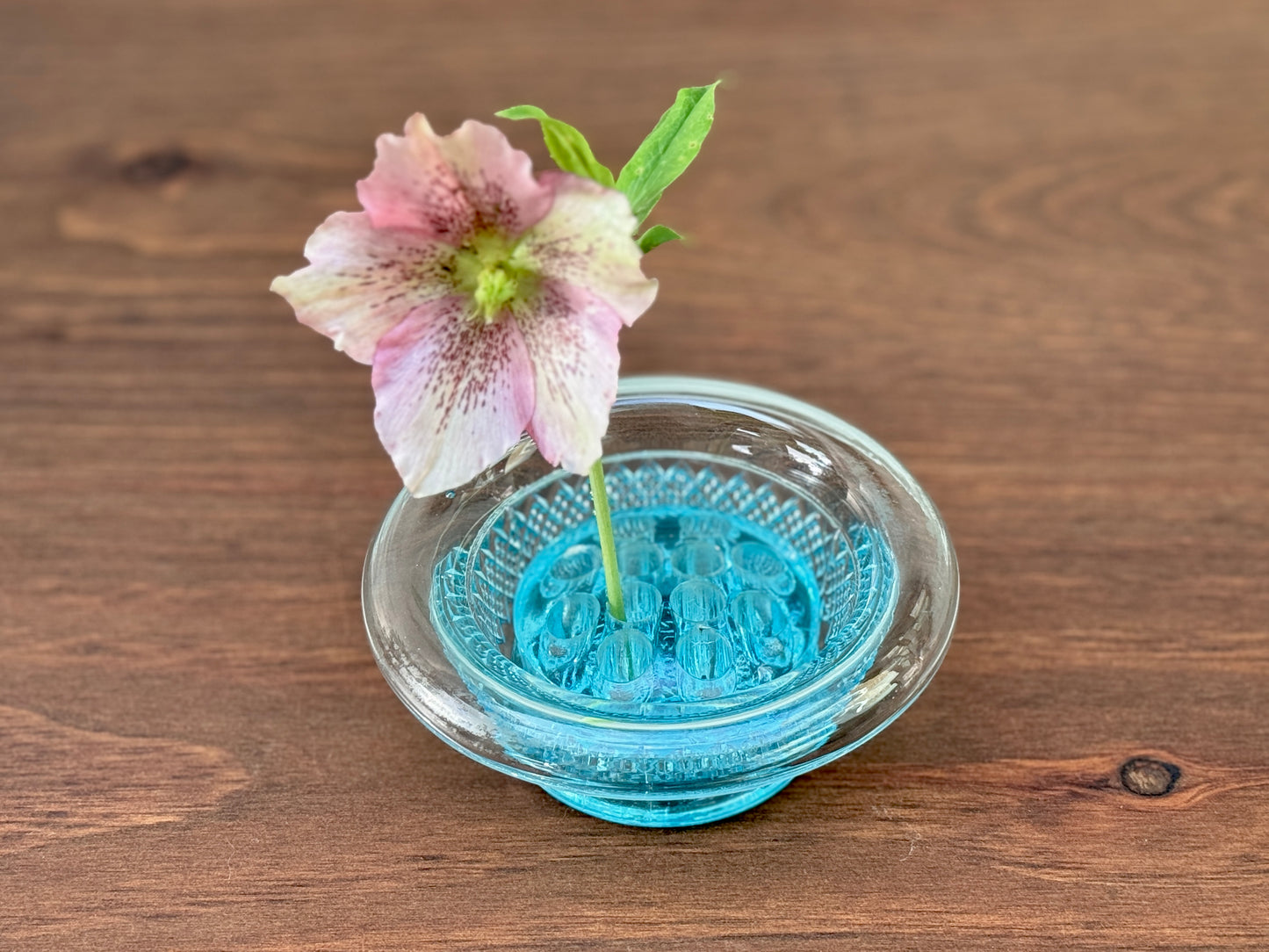 デヴィッドソン社製ヴィンテージ・プレスドガラスの花器|花留め付き(ブルー)c.1931年頃