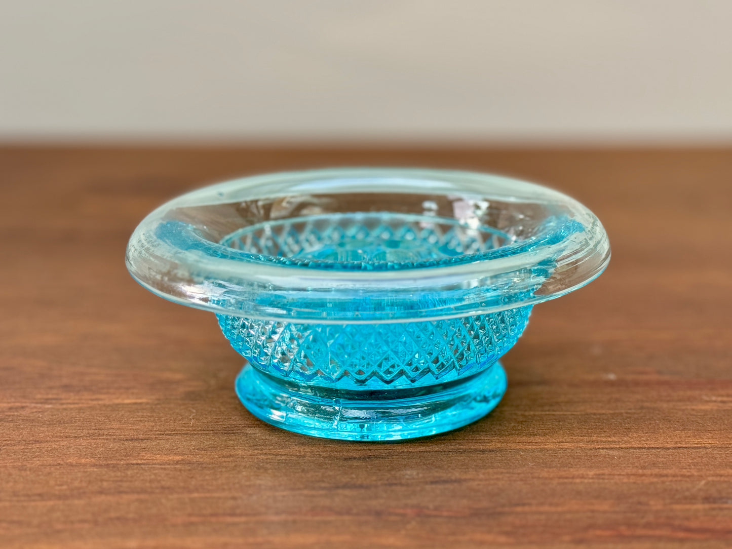 デヴィッドソン社製ヴィンテージ・プレスドガラスの花器|花留め付き(ブルー)c.1931年頃