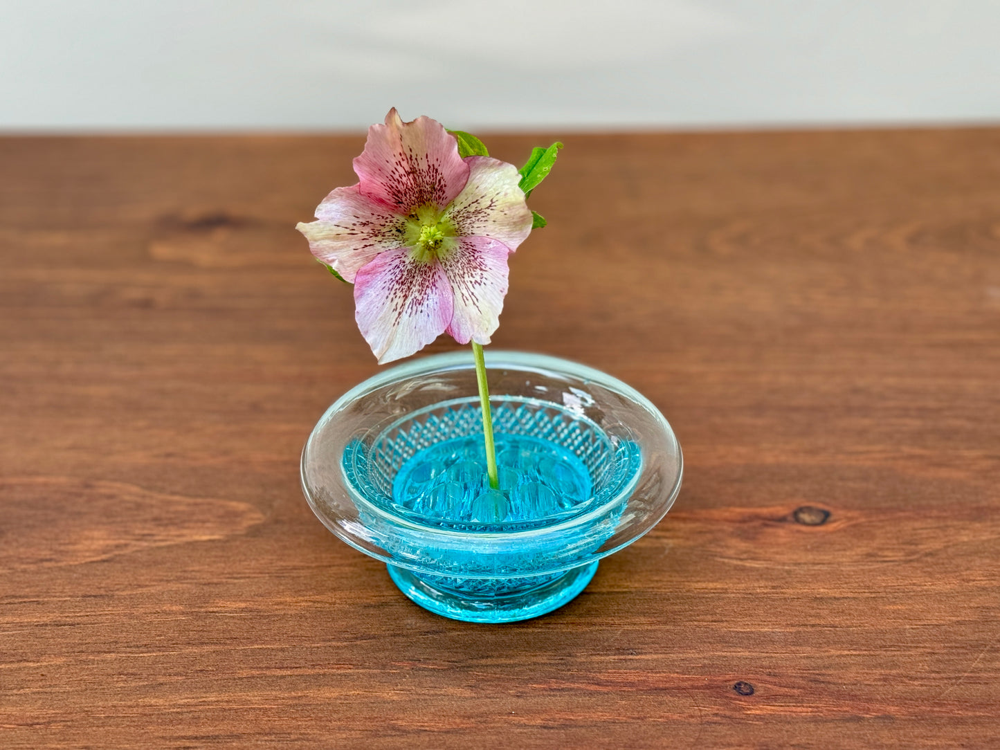 デヴィッドソン社製ヴィンテージ・プレスドガラスの花器|花留め付き(ブルー)c.1931年頃
