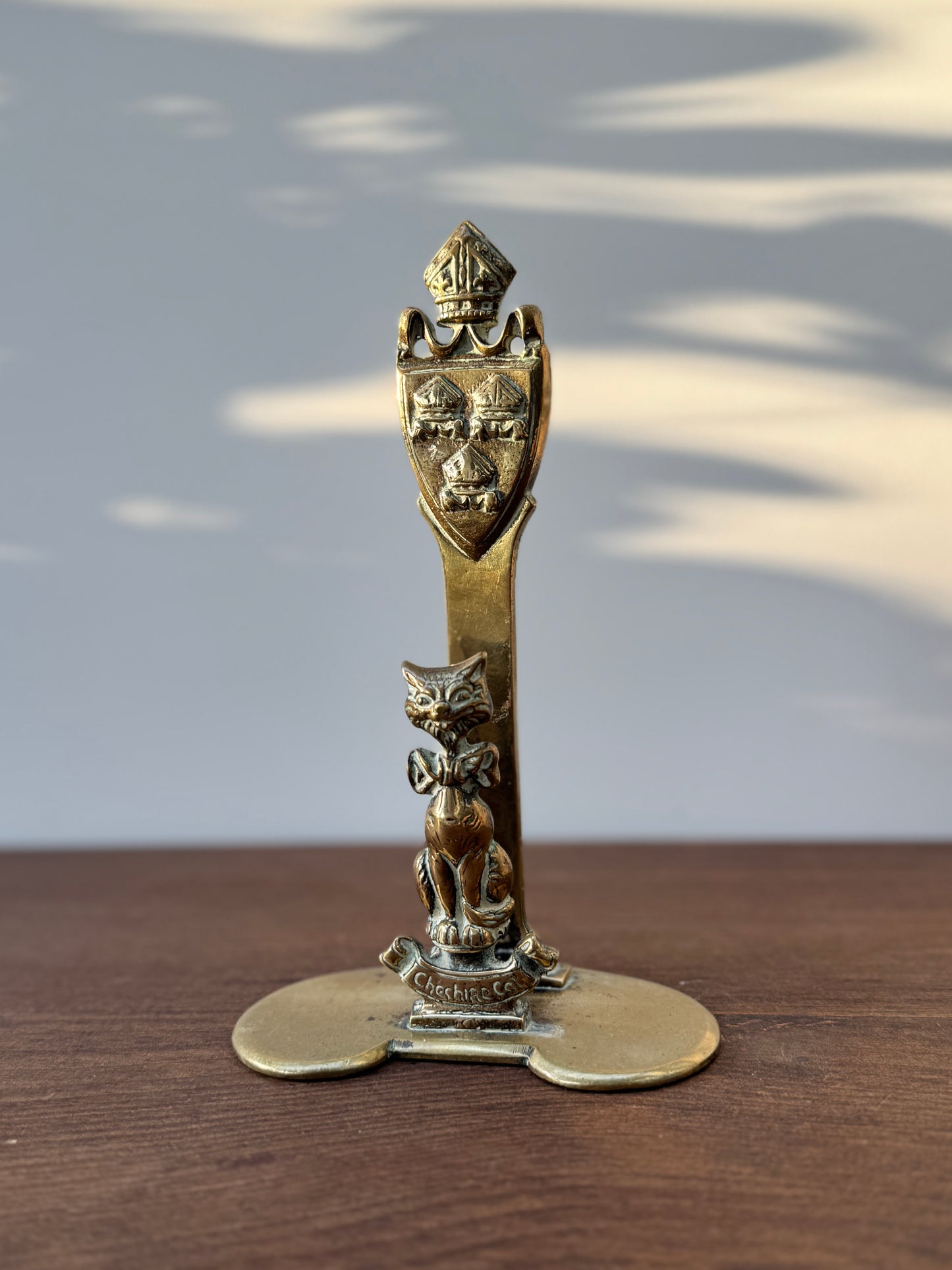 アンティーク、真鍮製レターホルダー「チェシャ猫とチェシャ州の紋章」｜エドワーディアン期