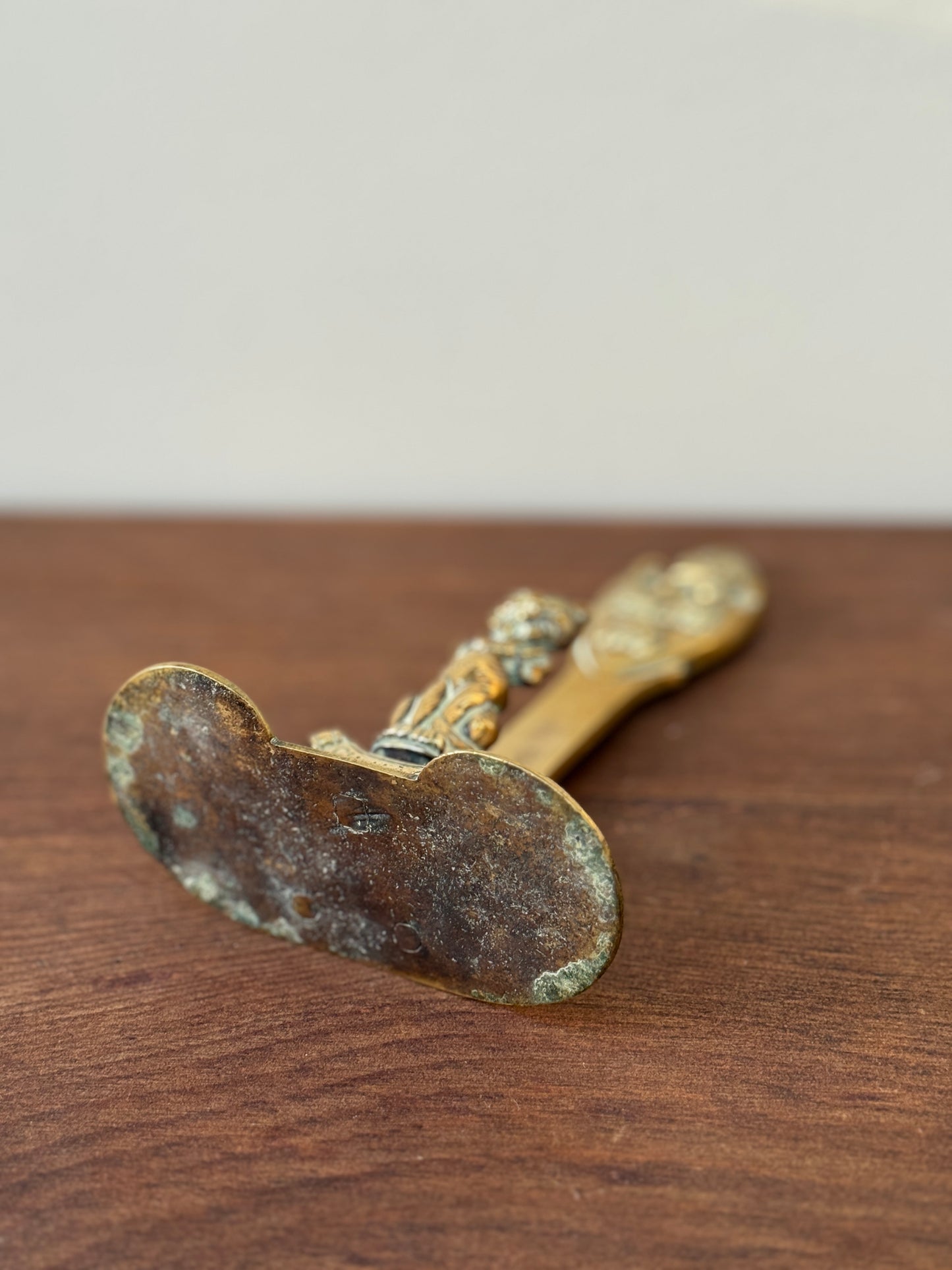 アンティーク、真鍮製レターホルダー「チェシャ猫とチェシャ州の紋章」｜エドワーディアン期