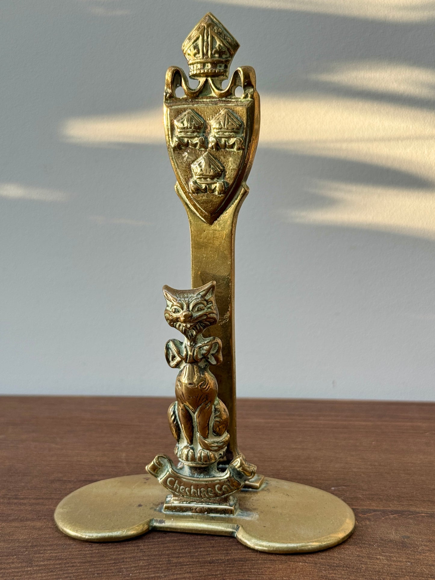 アンティーク、真鍮製レターホルダー「チェシャ猫とチェシャ州の紋章」｜エドワーディアン期