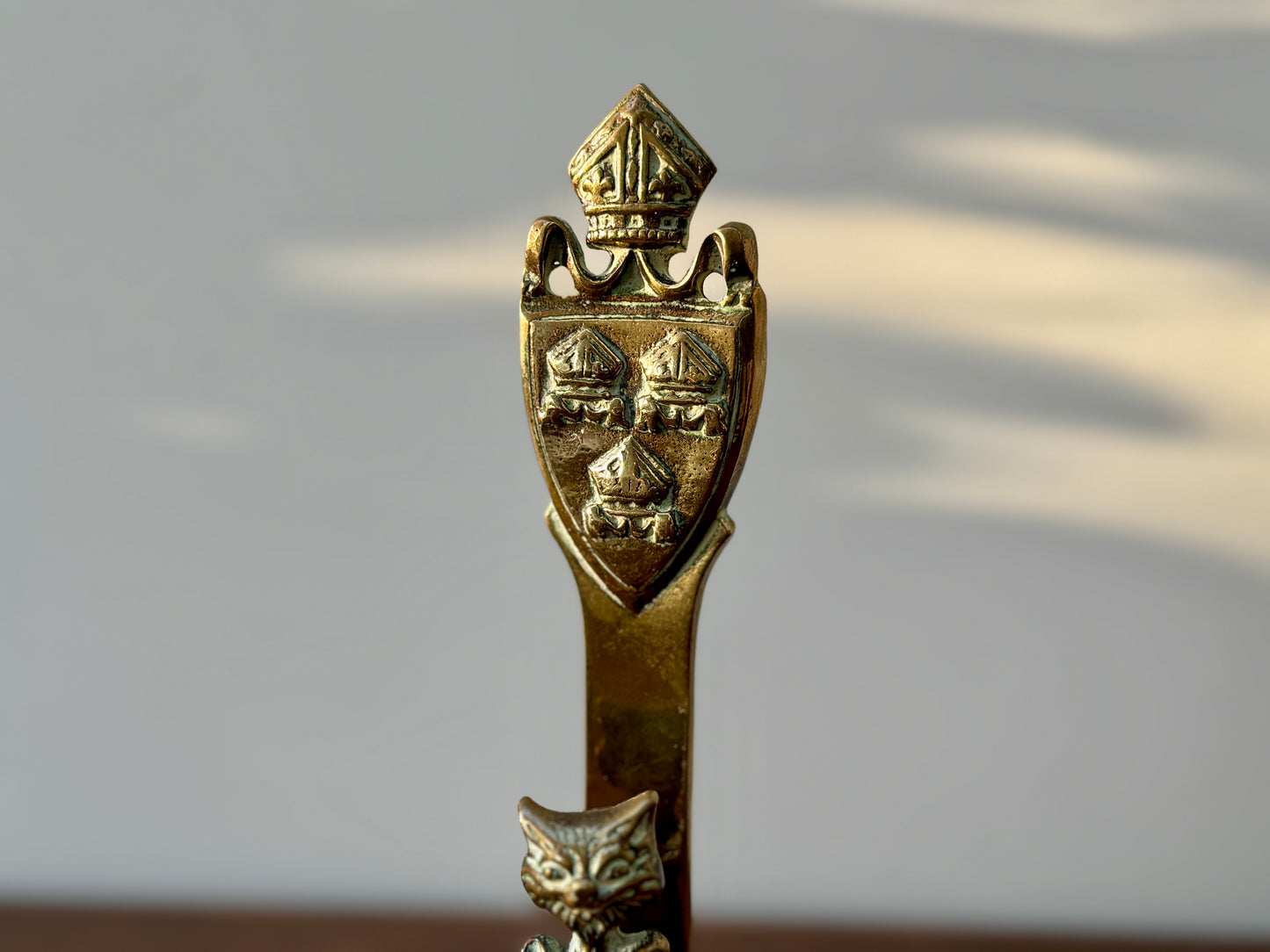 アンティーク、真鍮製レターホルダー「チェシャ猫とチェシャ州の紋章」｜エドワーディアン期