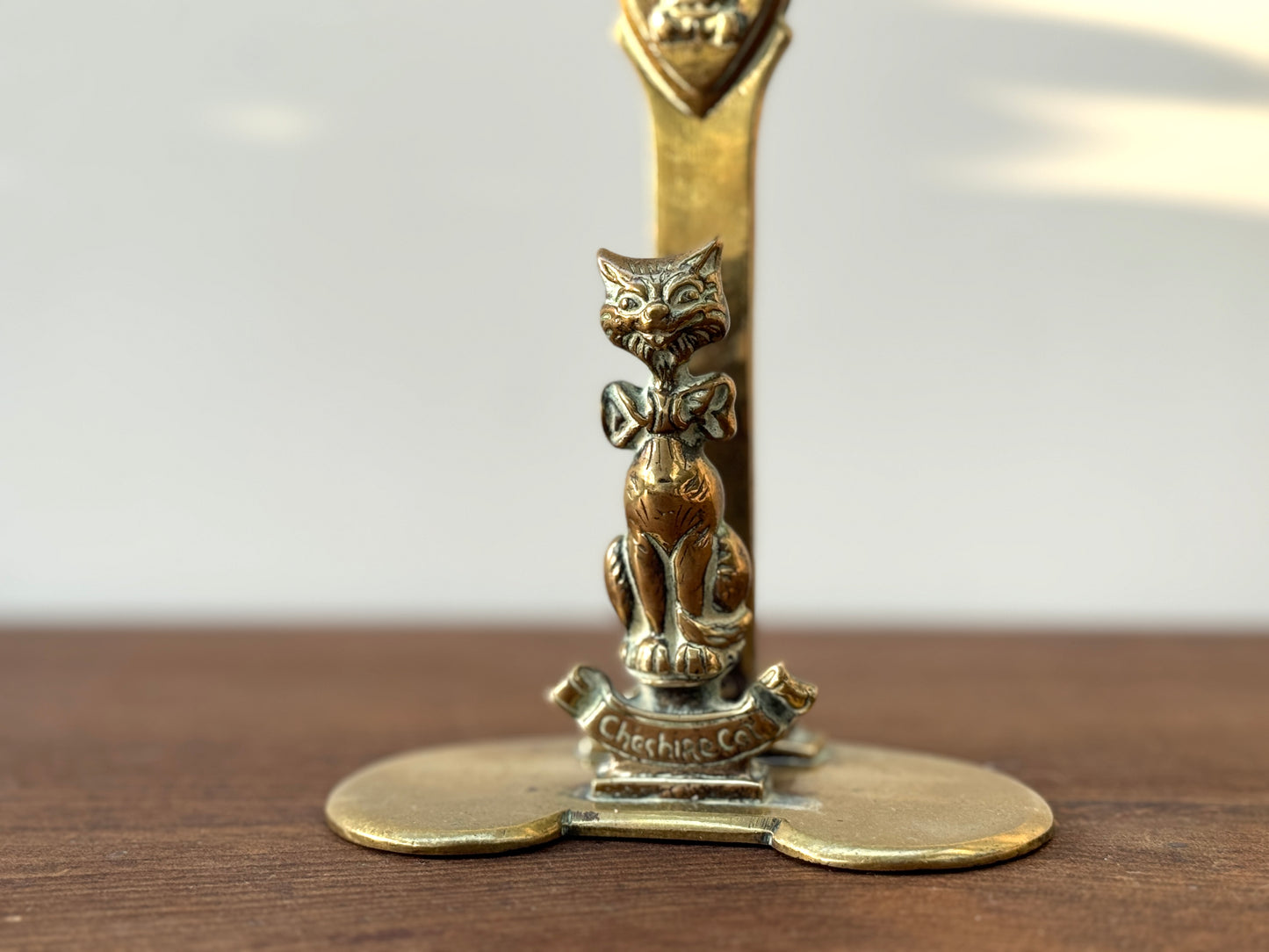 アンティーク、真鍮製レターホルダー「チェシャ猫とチェシャ州の紋章」｜エドワーディアン期