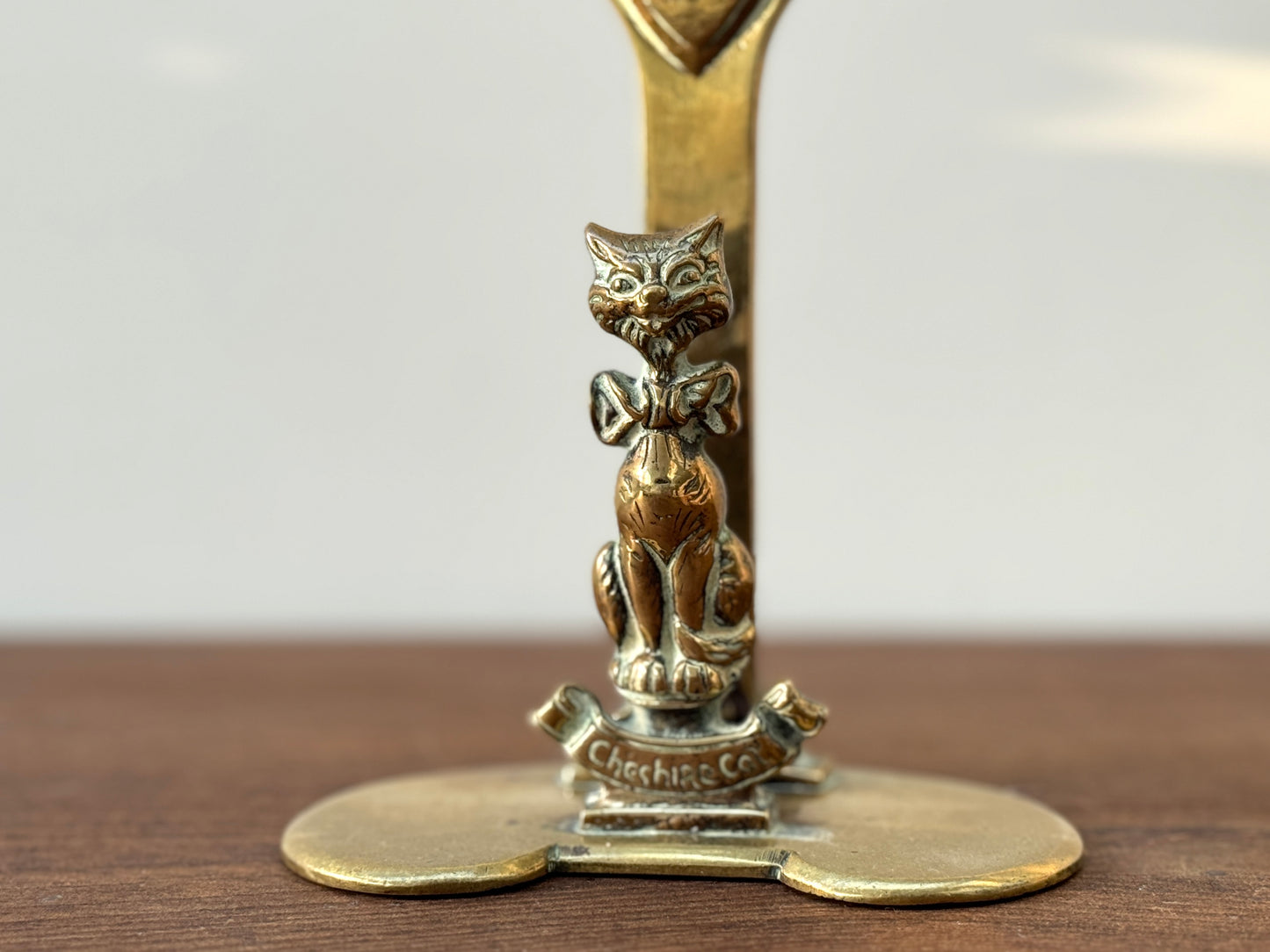 アンティーク、真鍮製レターホルダー「チェシャ猫とチェシャ州の紋章」｜エドワーディアン期